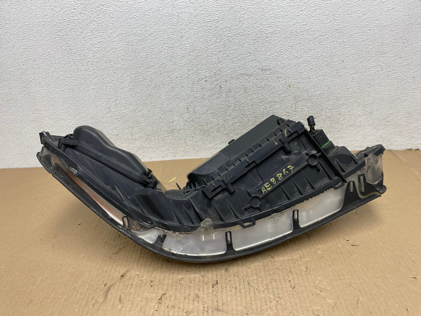 2005 to 2011 Lincoln Town Car Left Driver LH Side Headlight AE8867 LK10