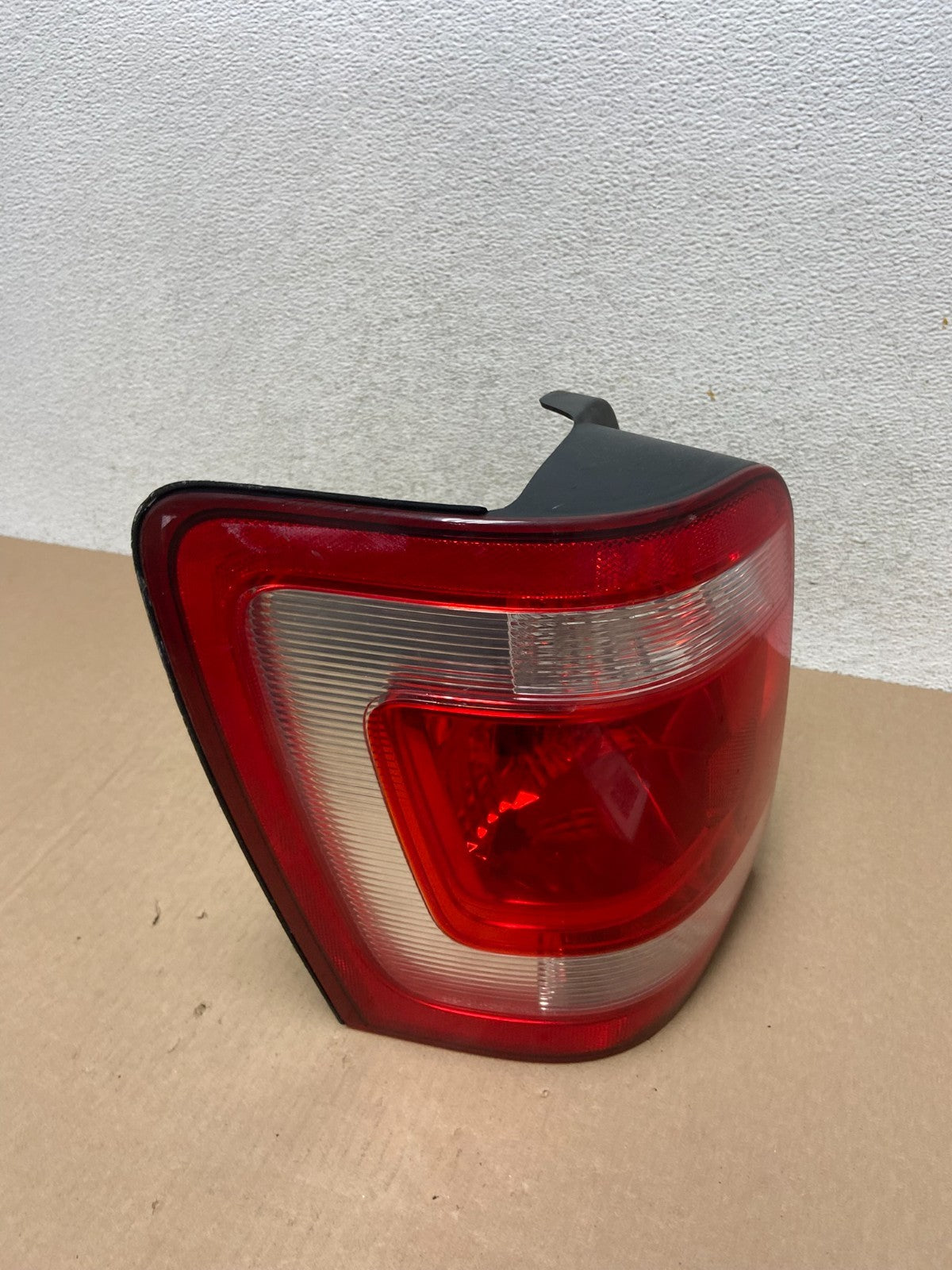 2008 to 2012 Ford Escape Left Driver LH Side Tail Light AG6622 DW2