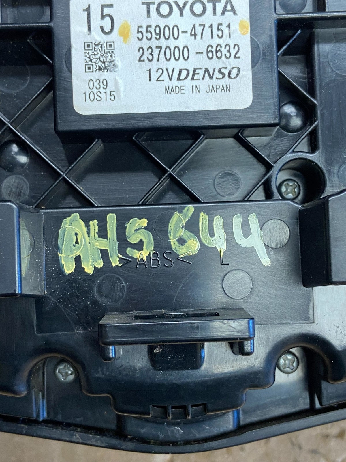 2015 - 2018 Toyota Prius V A/C Heater Climate Control Unit Switch AH5644 DG5