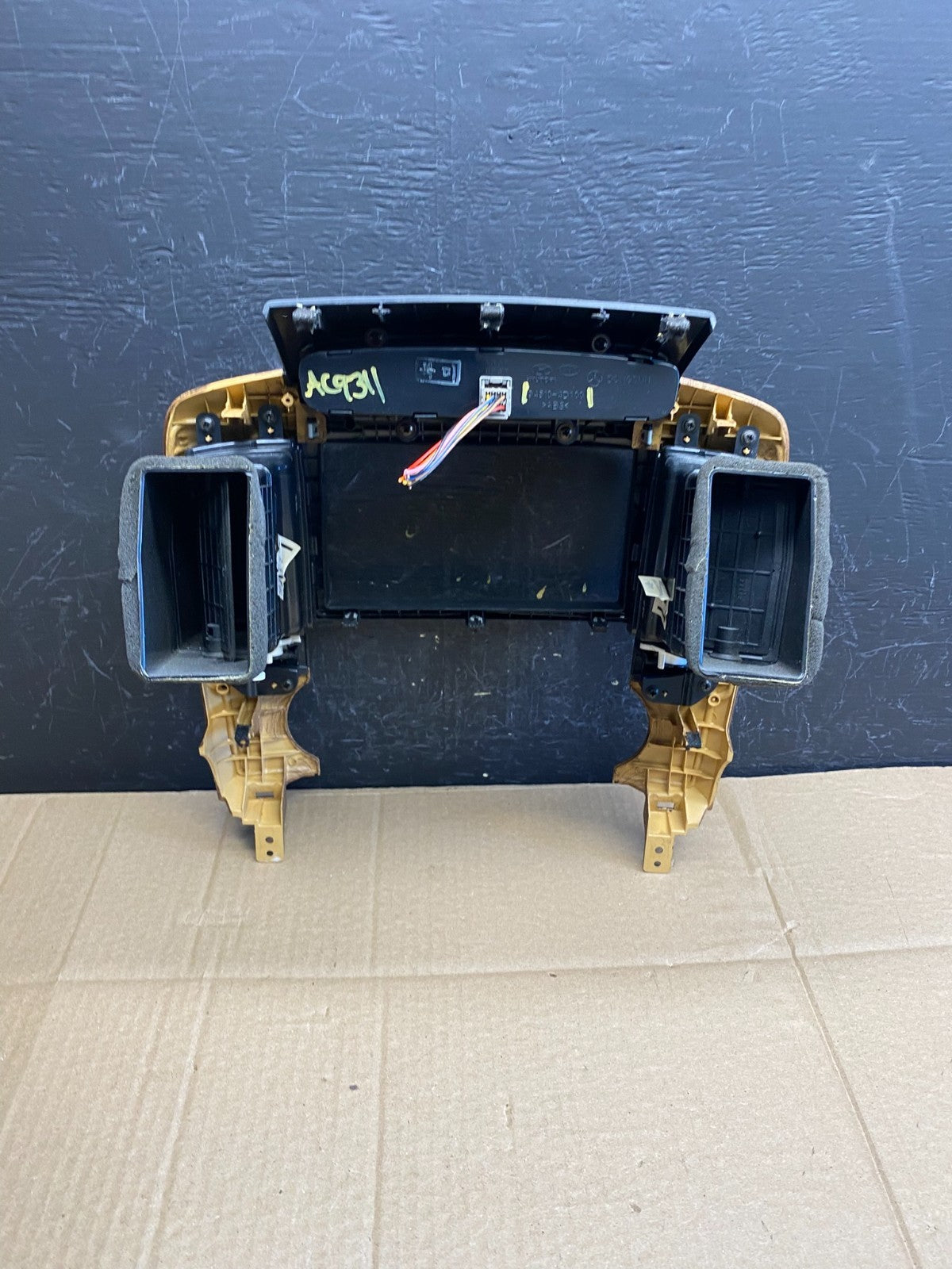 2006-2012 Hyundai Entourage Sedona Center Radio Clock Bezel Air Vent AC9311 DG4