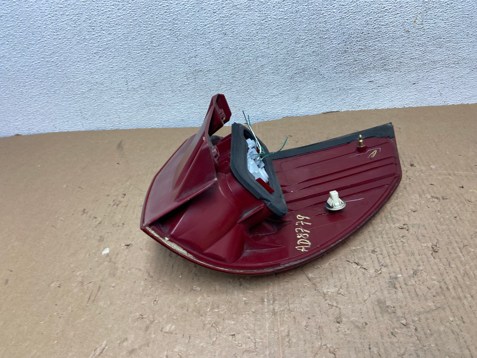 2004 to 2005 Toyota Sienna Left Driver LH Side Tail Light AD8779 LK6