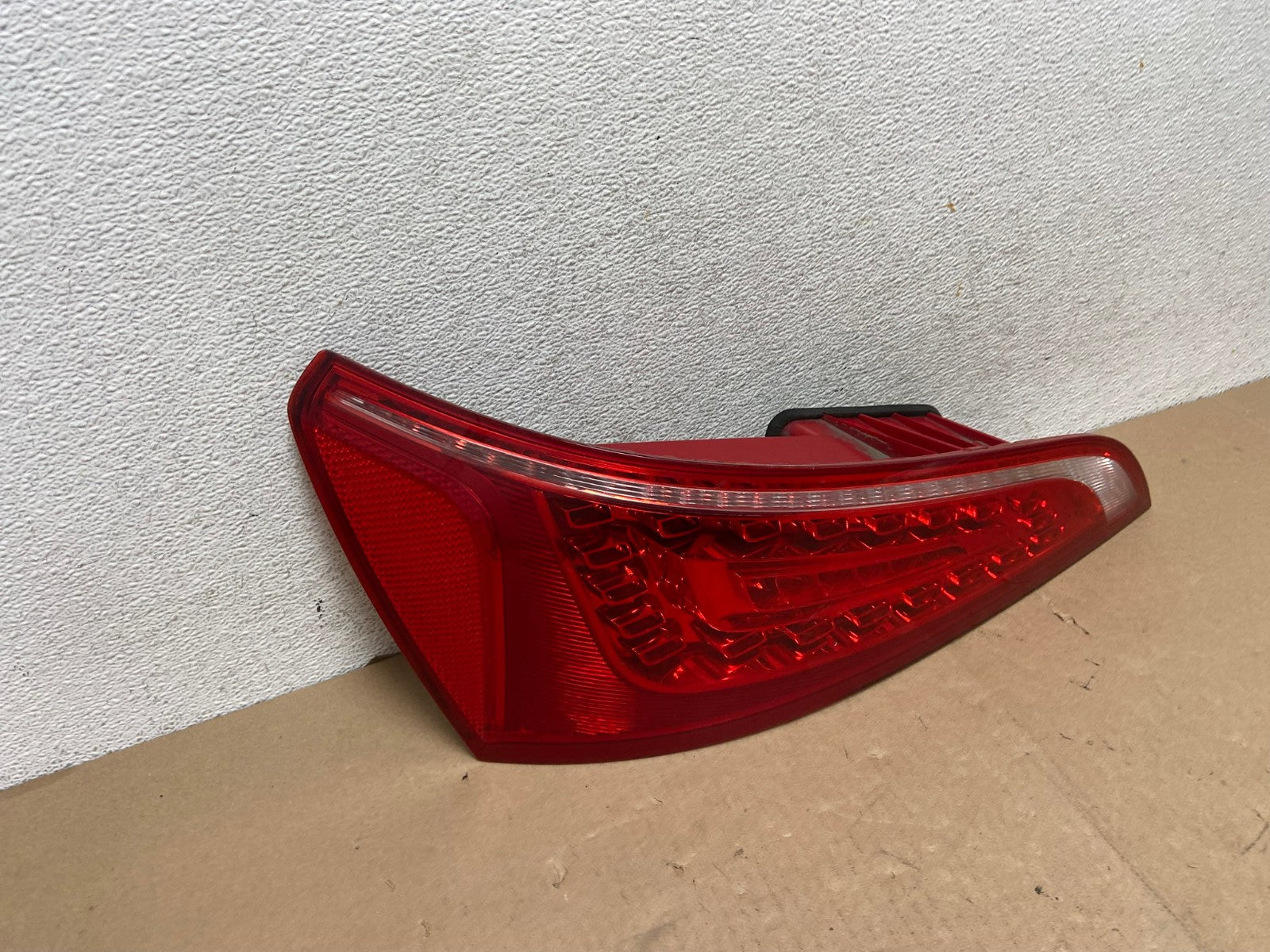 2009 to 2012 Audi Q5 Left Driver LH Side Tail light AG4604 LK2