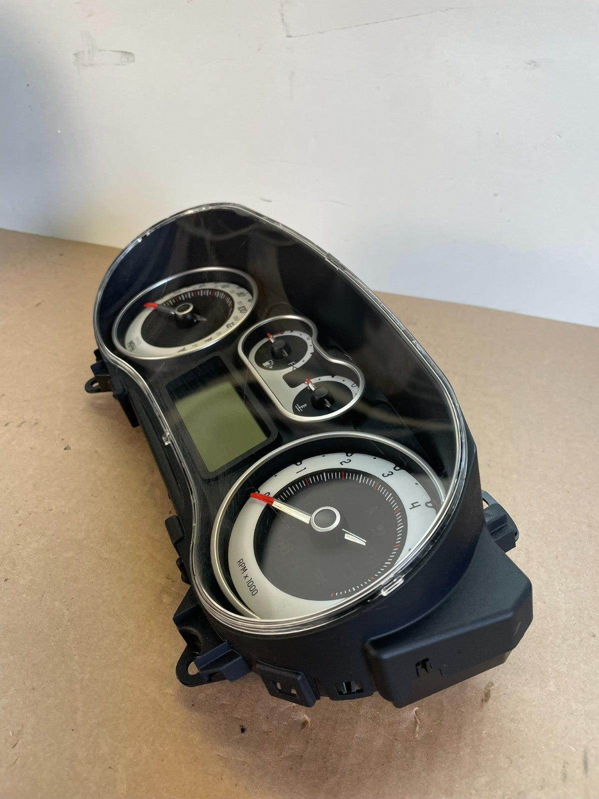 2014 - 2017 Fiat 500L Dash Instrument Cluster Speedometer AG2530 DG2