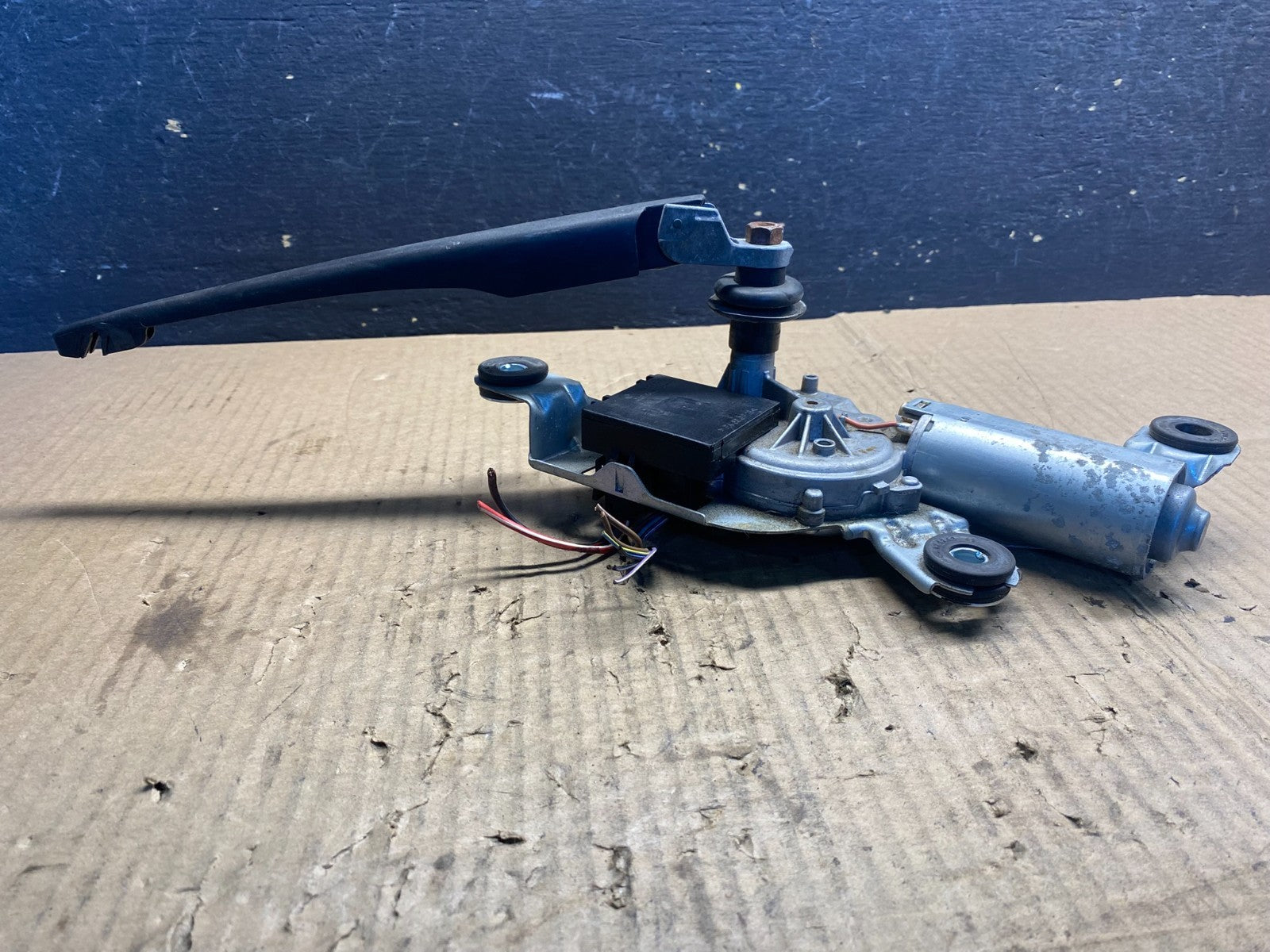 2004 to 2010 BMW X3 E83 Rear Windshield Wiper Motor OEM aa7497 DG1