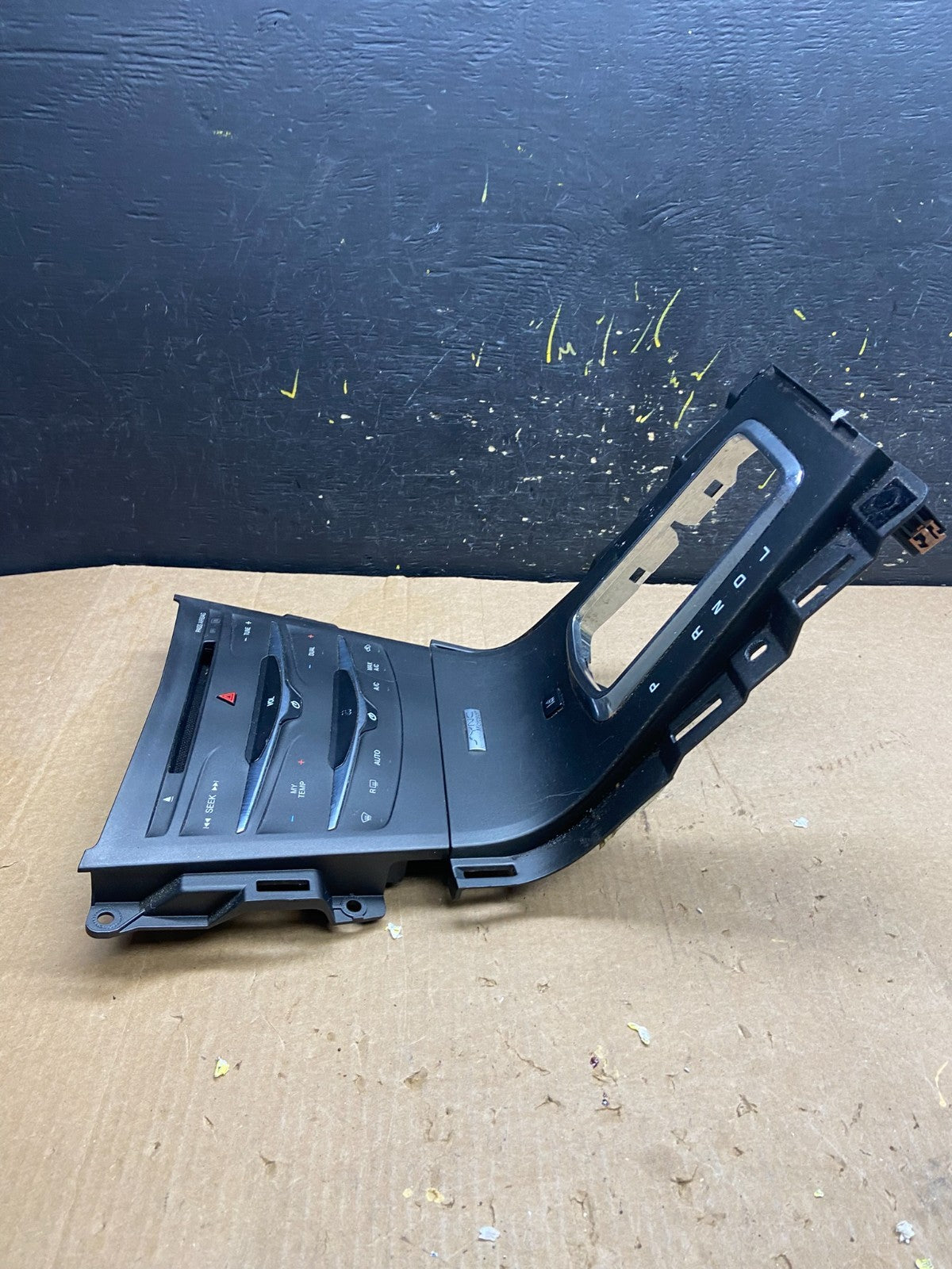 2013 to 2019 Lincoln MKT Radio Dual Climate Control Shifter Panel Z4186 DG2