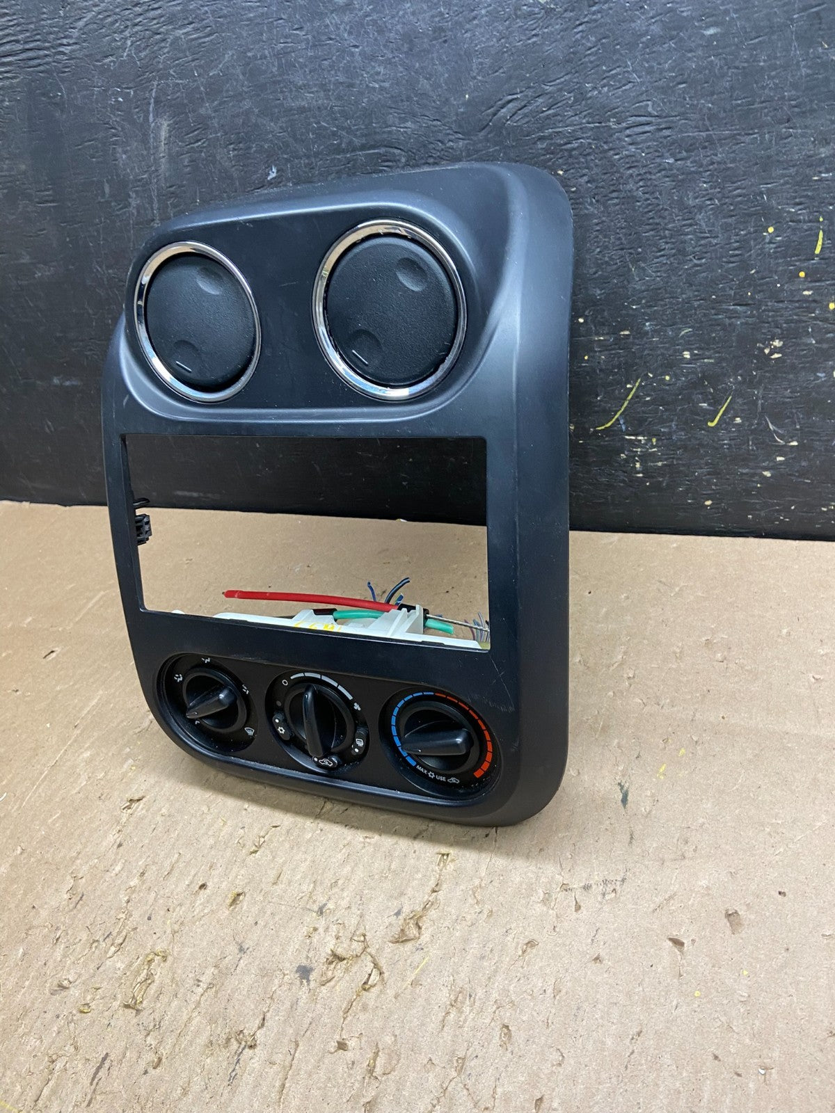 2008 to 2010 Jeep Compass Dash Climate Temperature Control Radio Bezel T6153 DG1