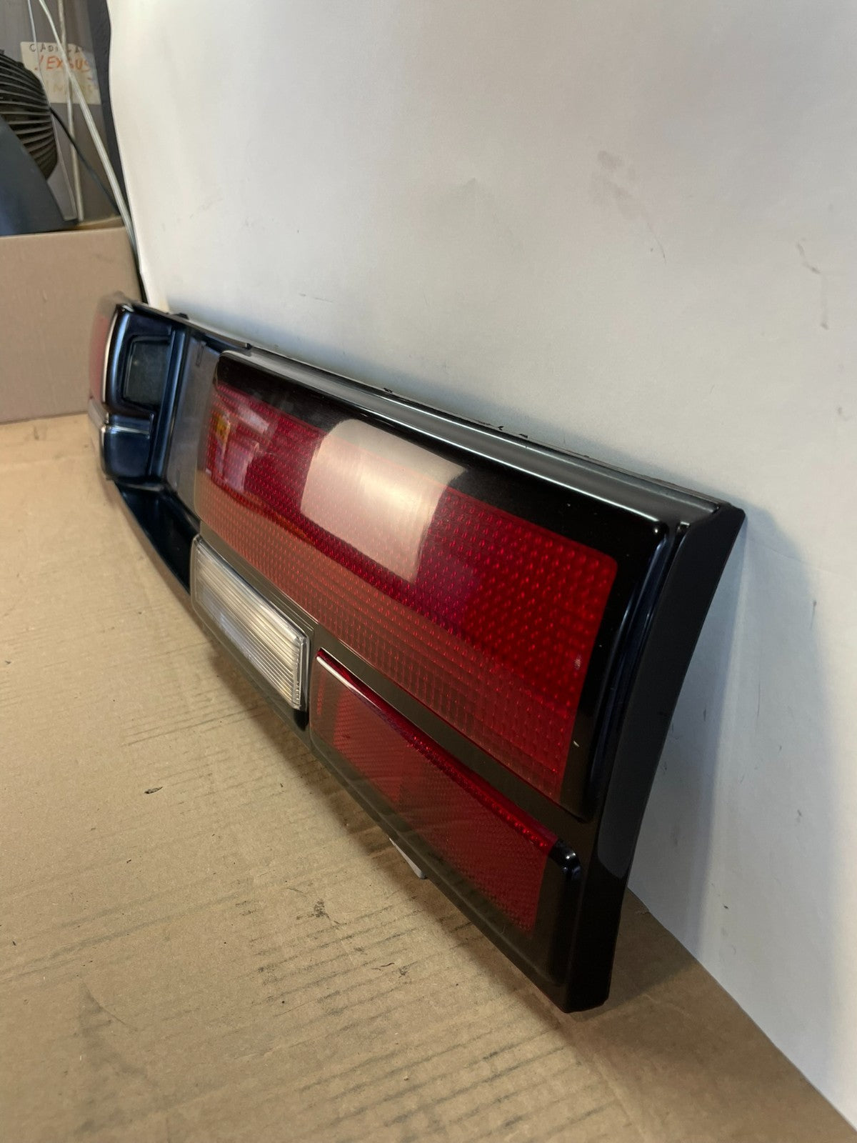 1992 1993 Chevrolet Cavalier Rear Trunk LID Center Tail Light AH0490 DG1