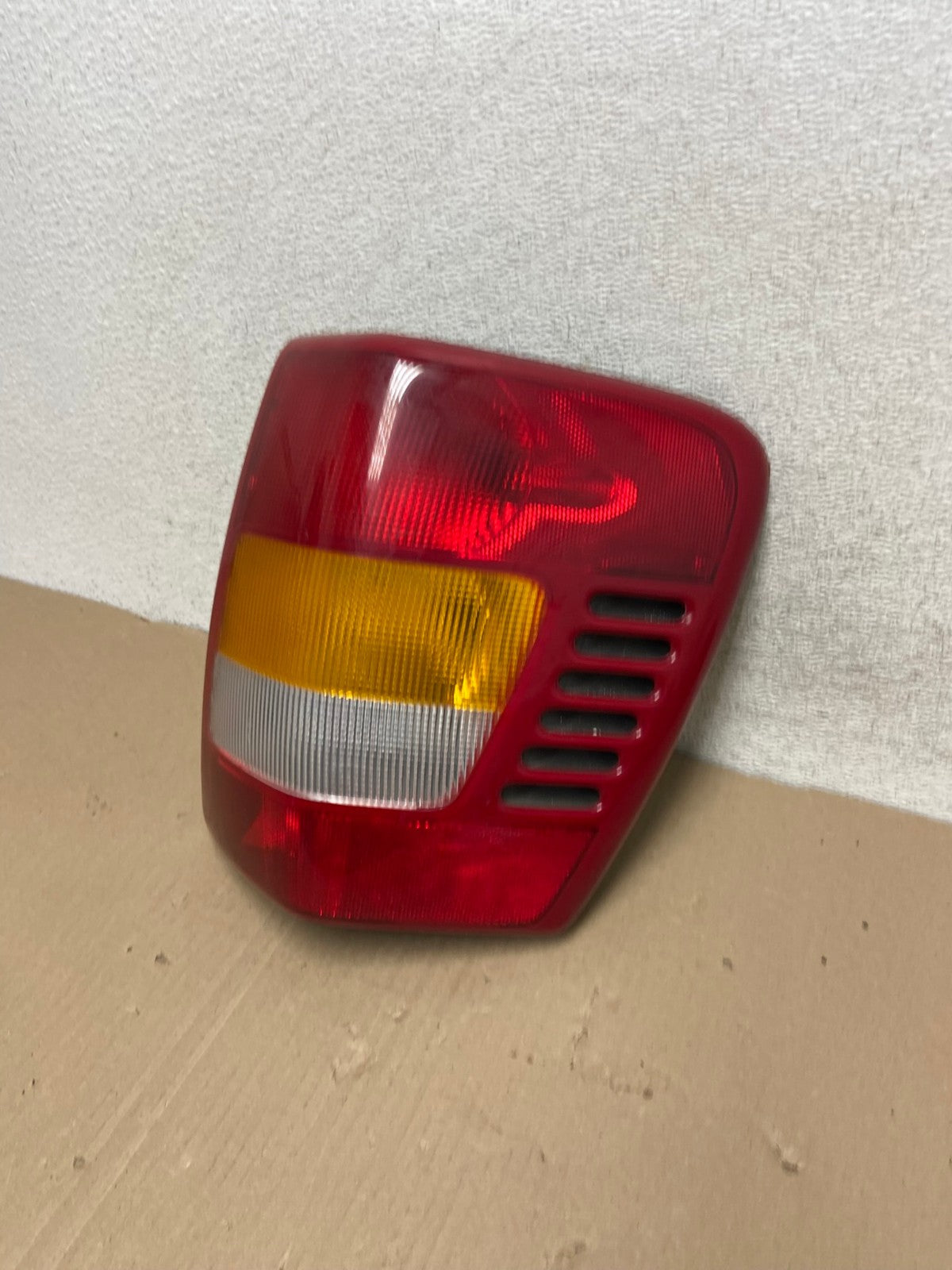 1999-2004 Jeep Grand Cherokee WJ Right Passenger Rh Tail Light AG6834 LK1