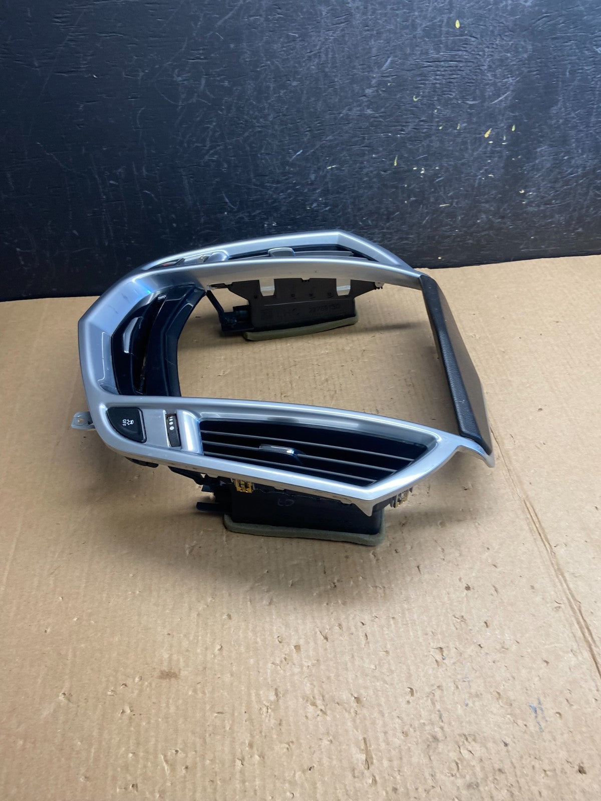 2013-2016 Cadillac SRX Center Dash Radio Trim Bezel with Air Vents OE AE3818 DG2