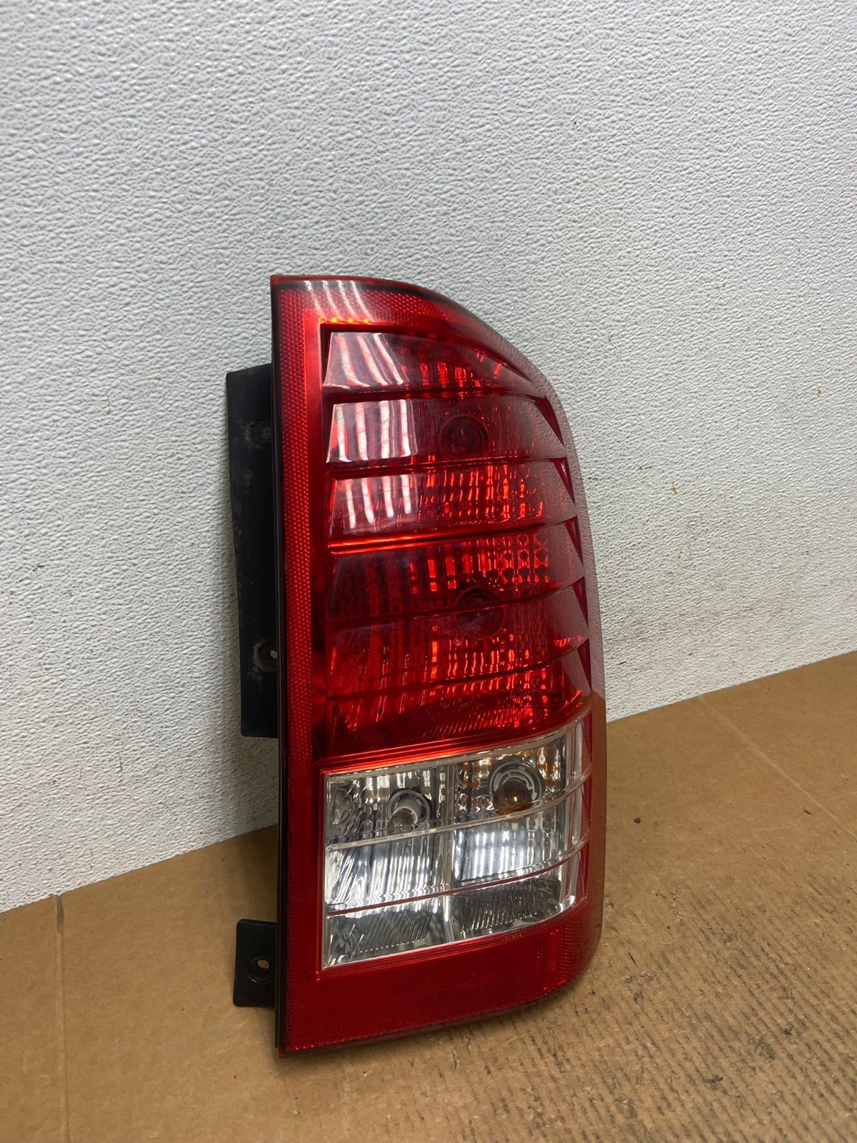 2007 2010 Hyundai Entourage Right Passenger RH Tail Light AE1208 LK2