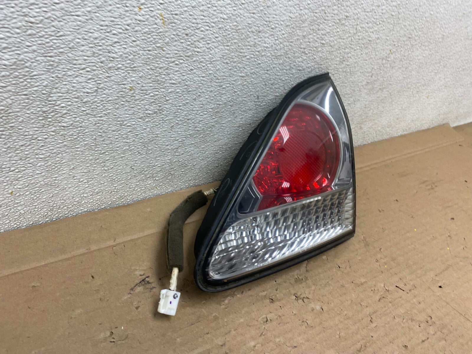 2000-2003 Lexus RX300 Right Passenger Side Rear Inner Tail Light G7057 KC2