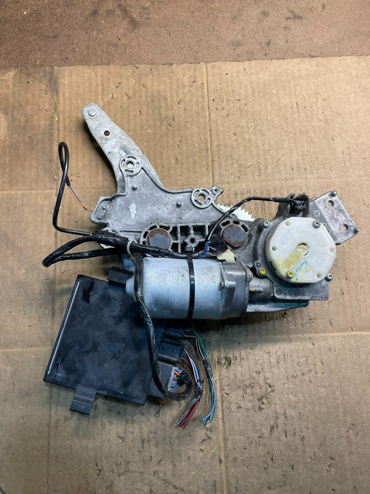2009 to 2016 GMC Acadia Rear Trunk Liftgate Power Motor Actuator OEM y7357 DG1