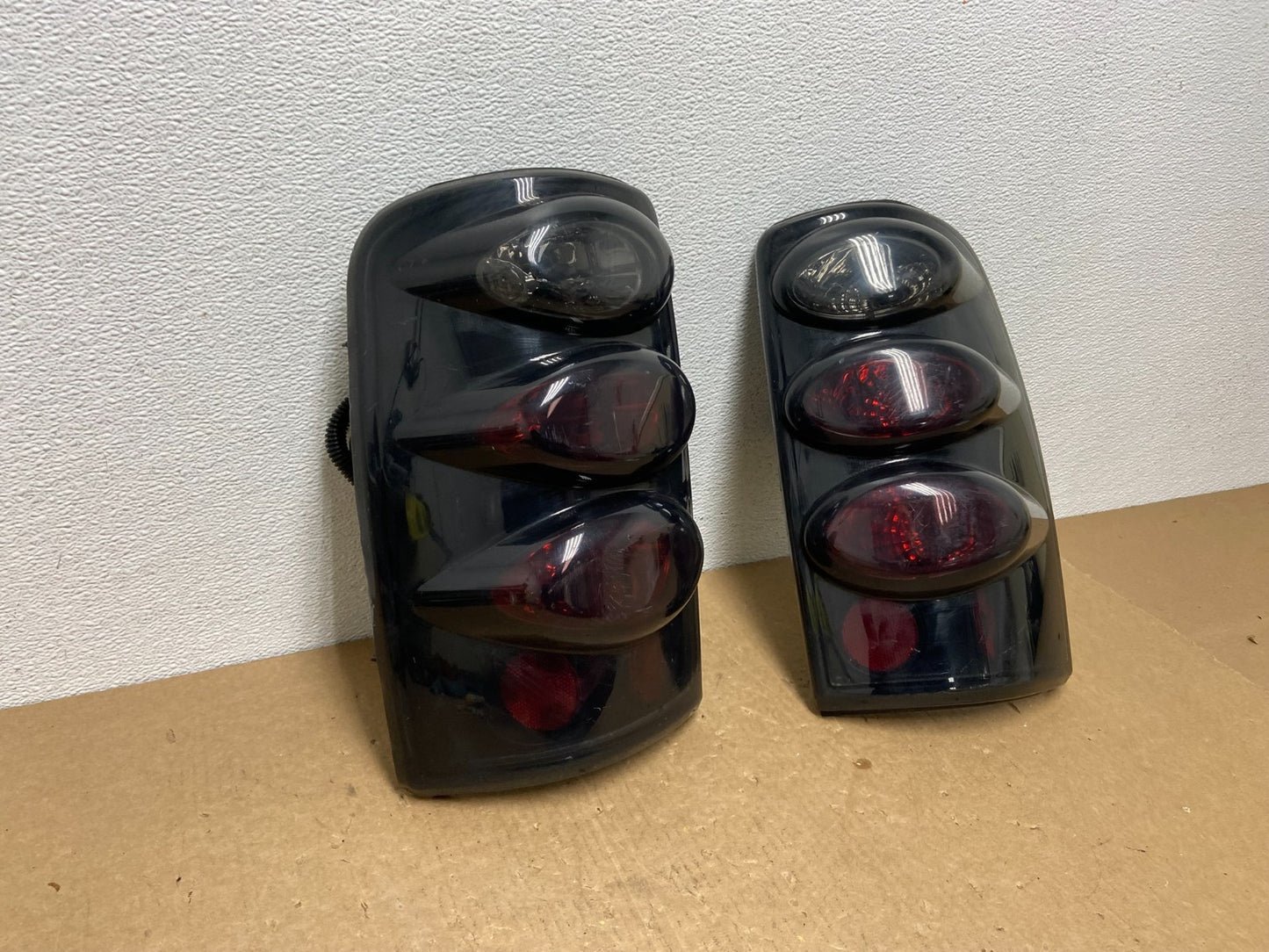 2000 to 2006 Chevrolet Suburban Tahoe Yukon Left+Right Set Tail Lights AC1319 DG2