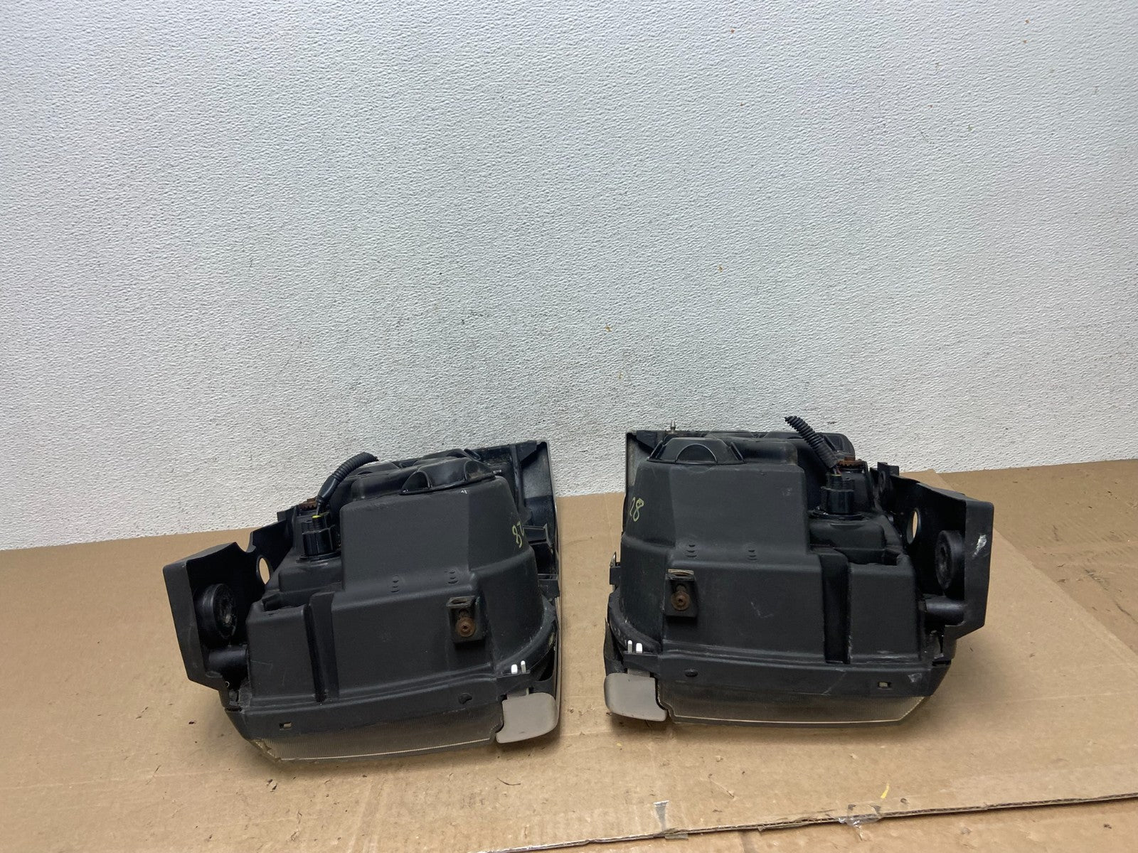 2003 - 2004 Land Rover Discovery Left+Right Set Halogen Headlights AE6028 DG13