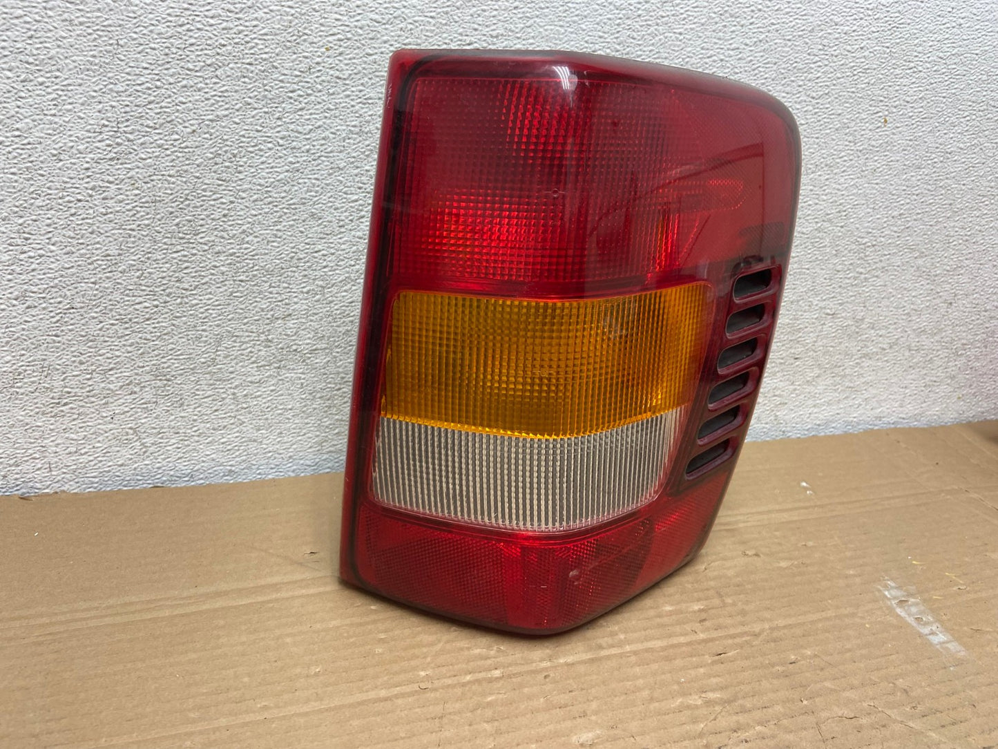 1999-2004 Jeep Grand Cherokee WJ Right Passenger Rh Tail Light AG8996 LK1