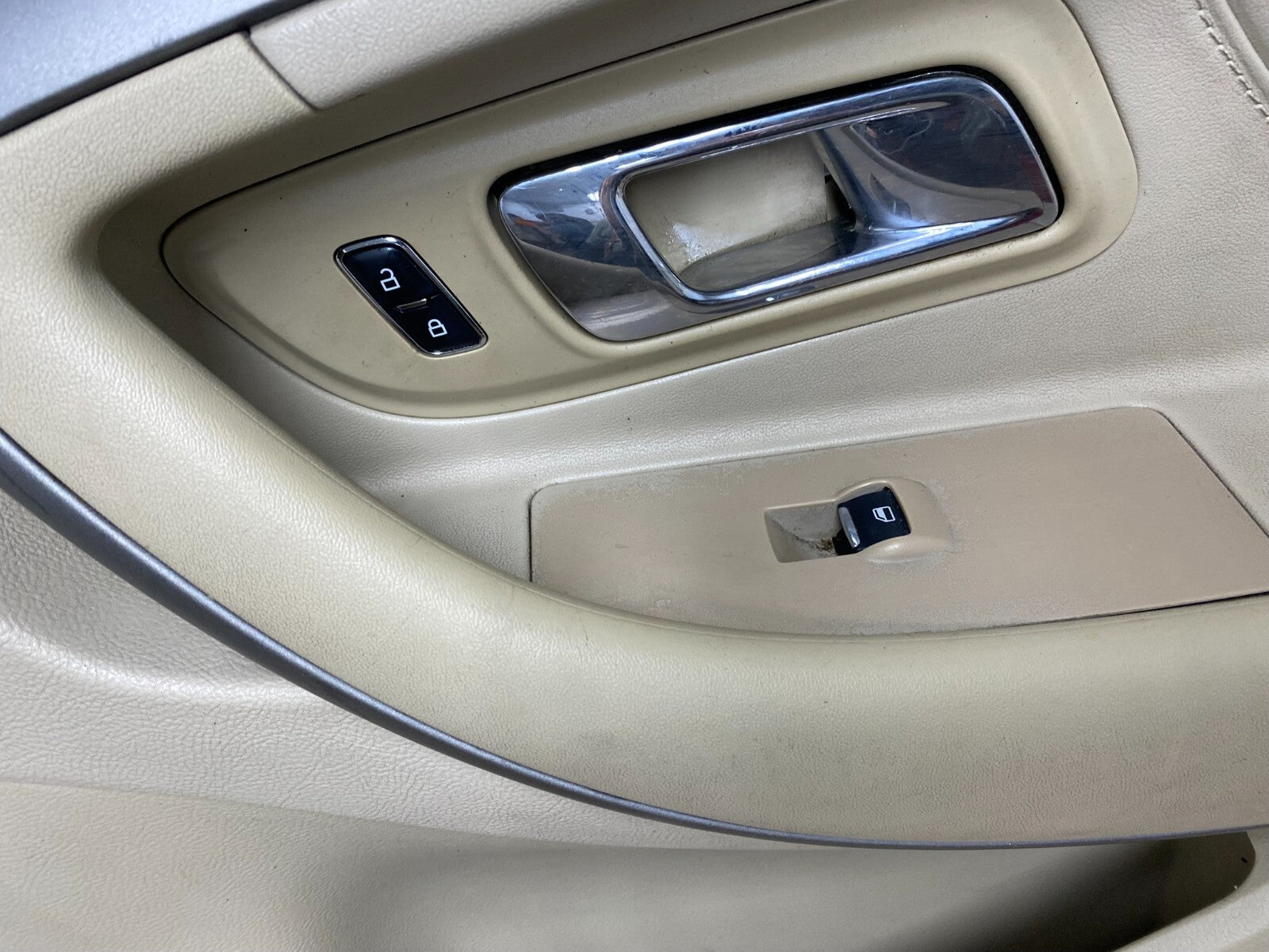 2013 to 2019 Ford Taurus Front Right Passenger Side Interior Door Panel J8121 DG3