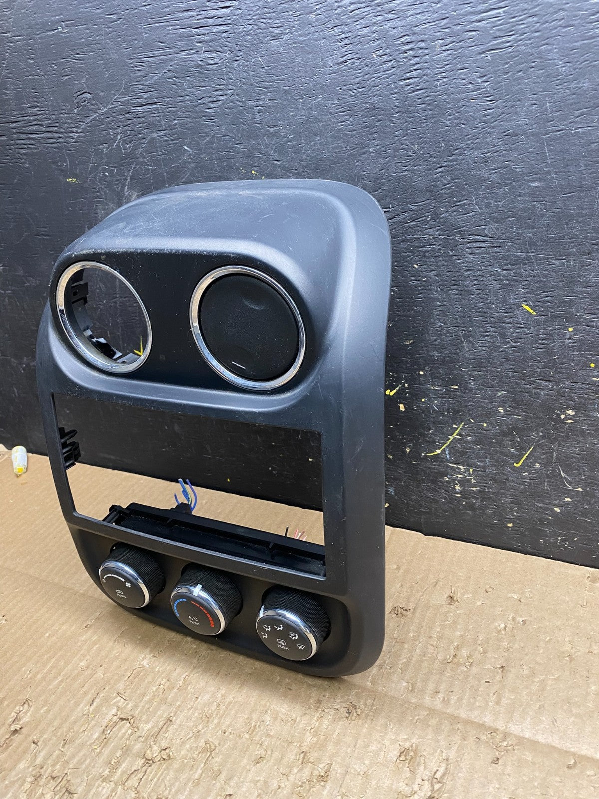 2009-2013 Jeep Patriot Dash Climate Temperature Control Radio Bezel OEM V7473 DG2