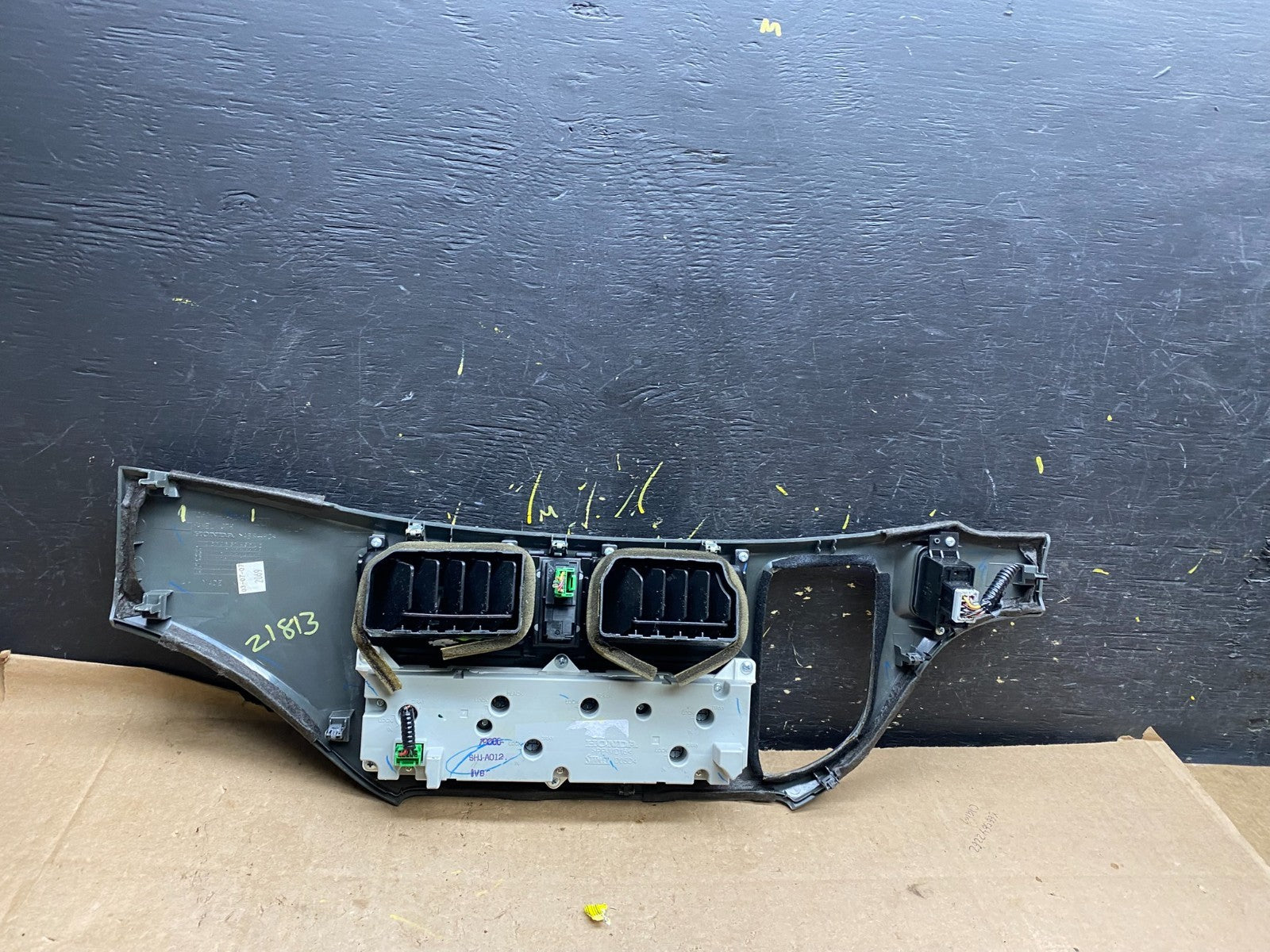 2005 to 2010 Honda Odyssey  Radio Climate Control Dash Trim Bezel z1813 DG3