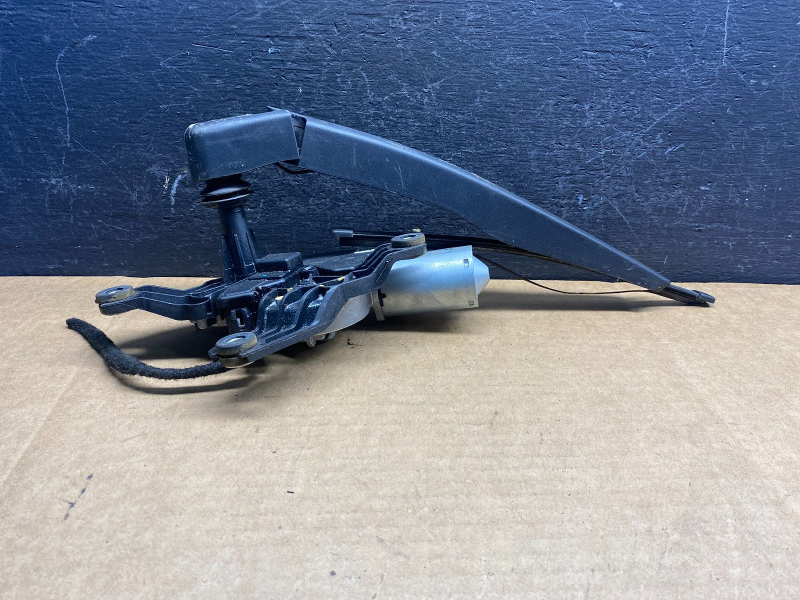 2020 to 2023 Ford Explorer Rear Windshield Wiper Motor ad7520 DG1