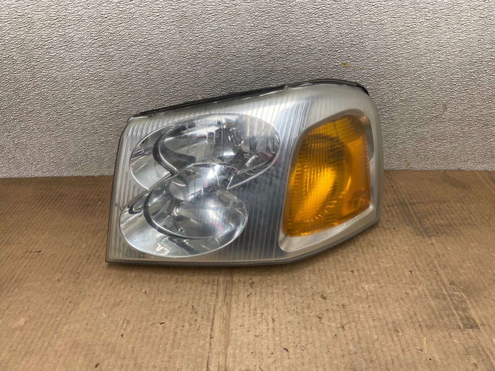 2002 to 2009 Gmc Envoy Left Driver Lh Side Headlight Halogen Oem AA6514 DW0