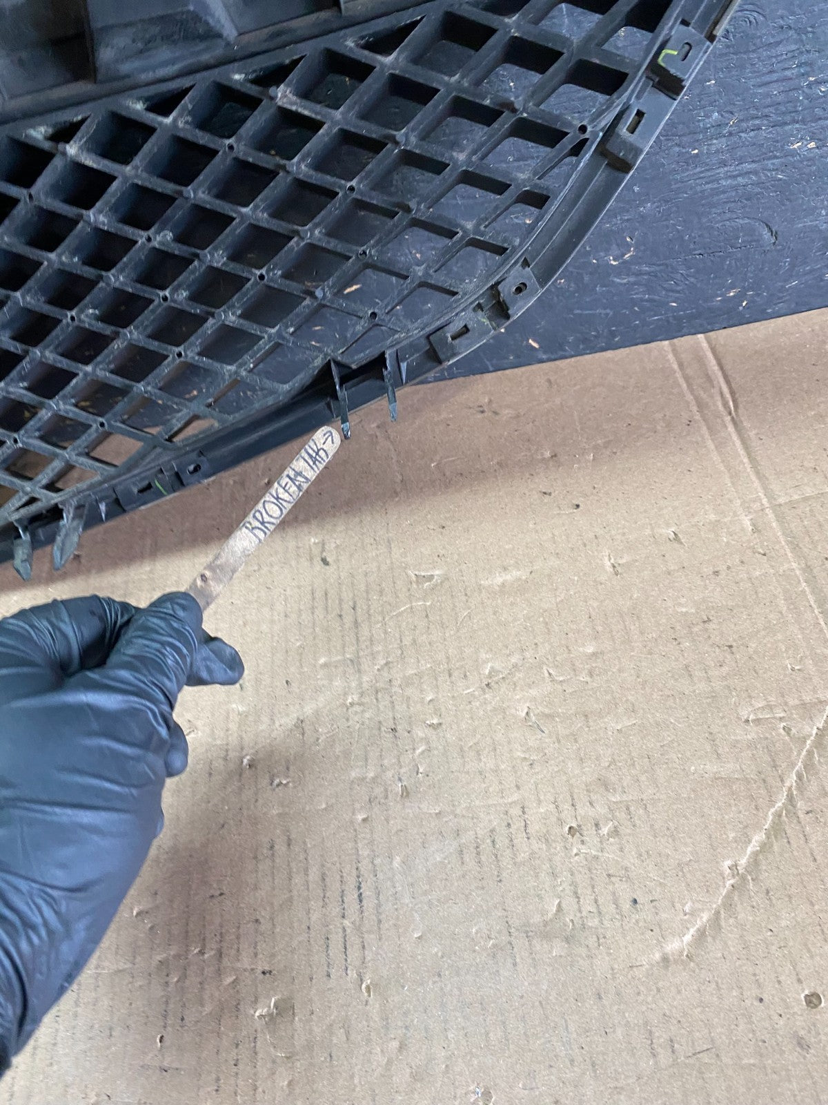 2002 2003 Mazda MPV Front Upper Grille Grill Oem P5955  DG15