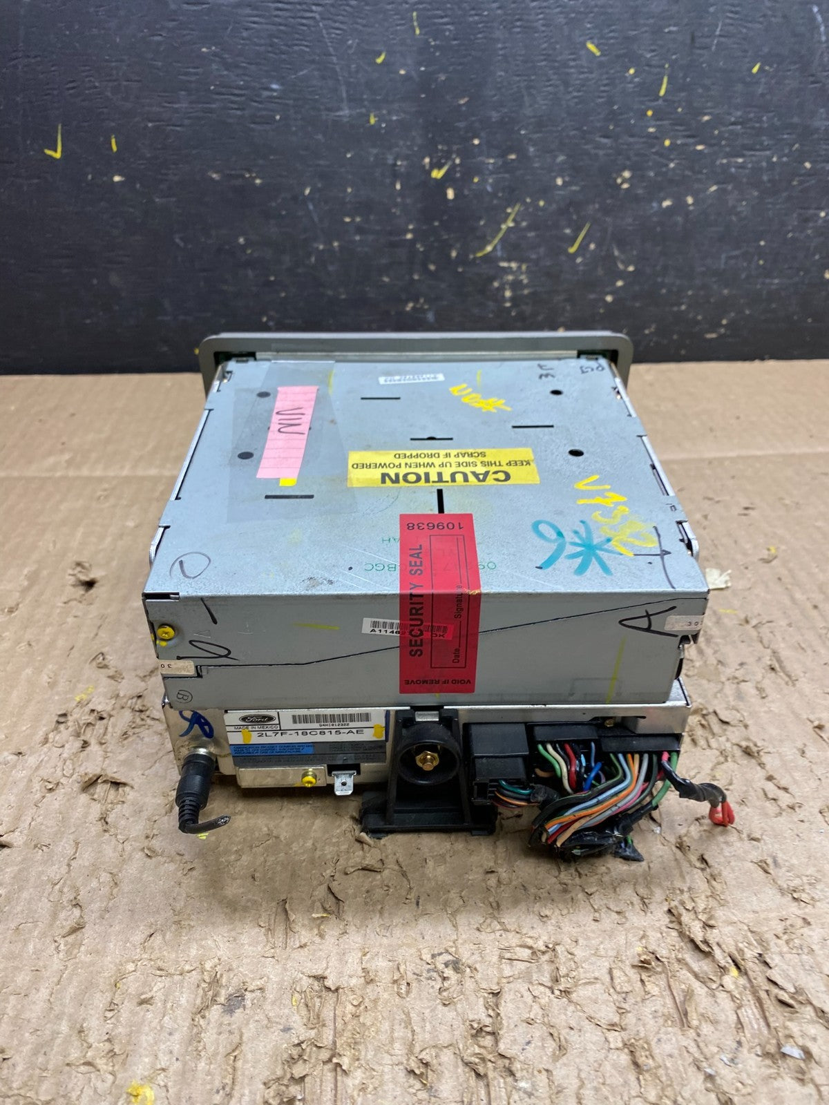 2003  Lincoln Navigator Radio Stereo 6 CD Player AM/FM  V7332  DG3