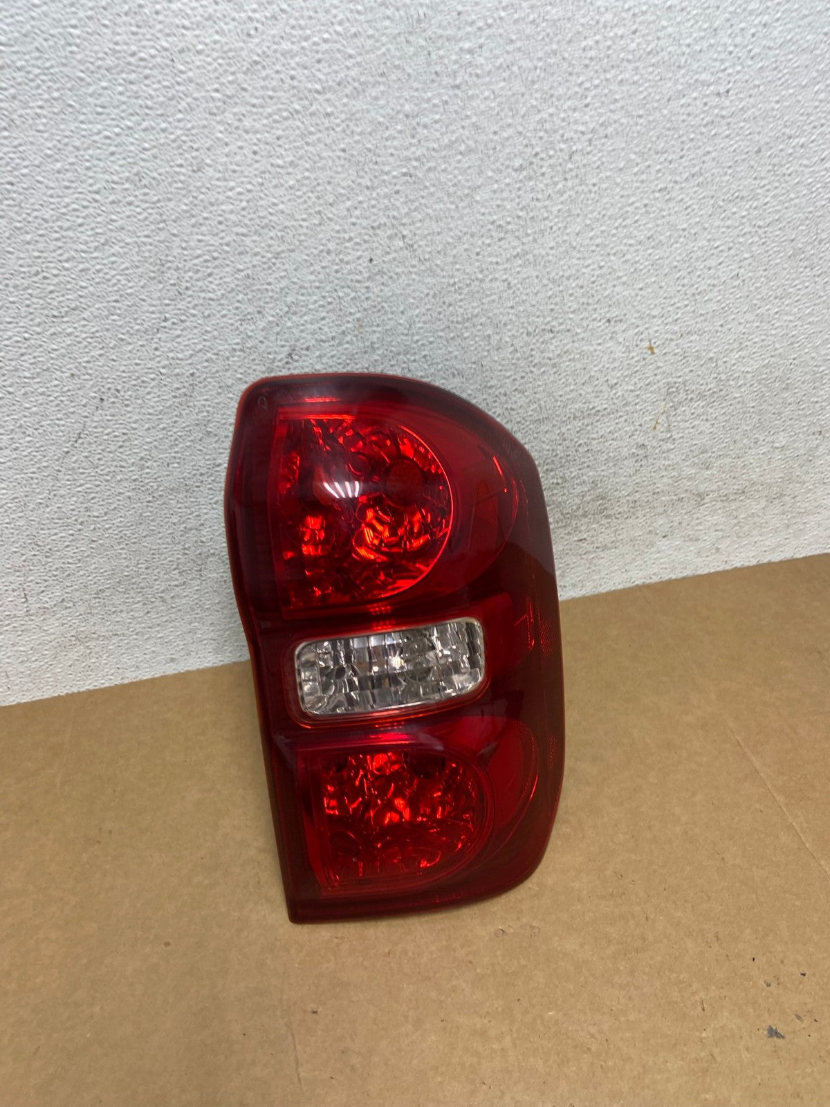 2004 2005 Toyota RAV4 Right RH Passenger Side Tail Light AE2916 LK2