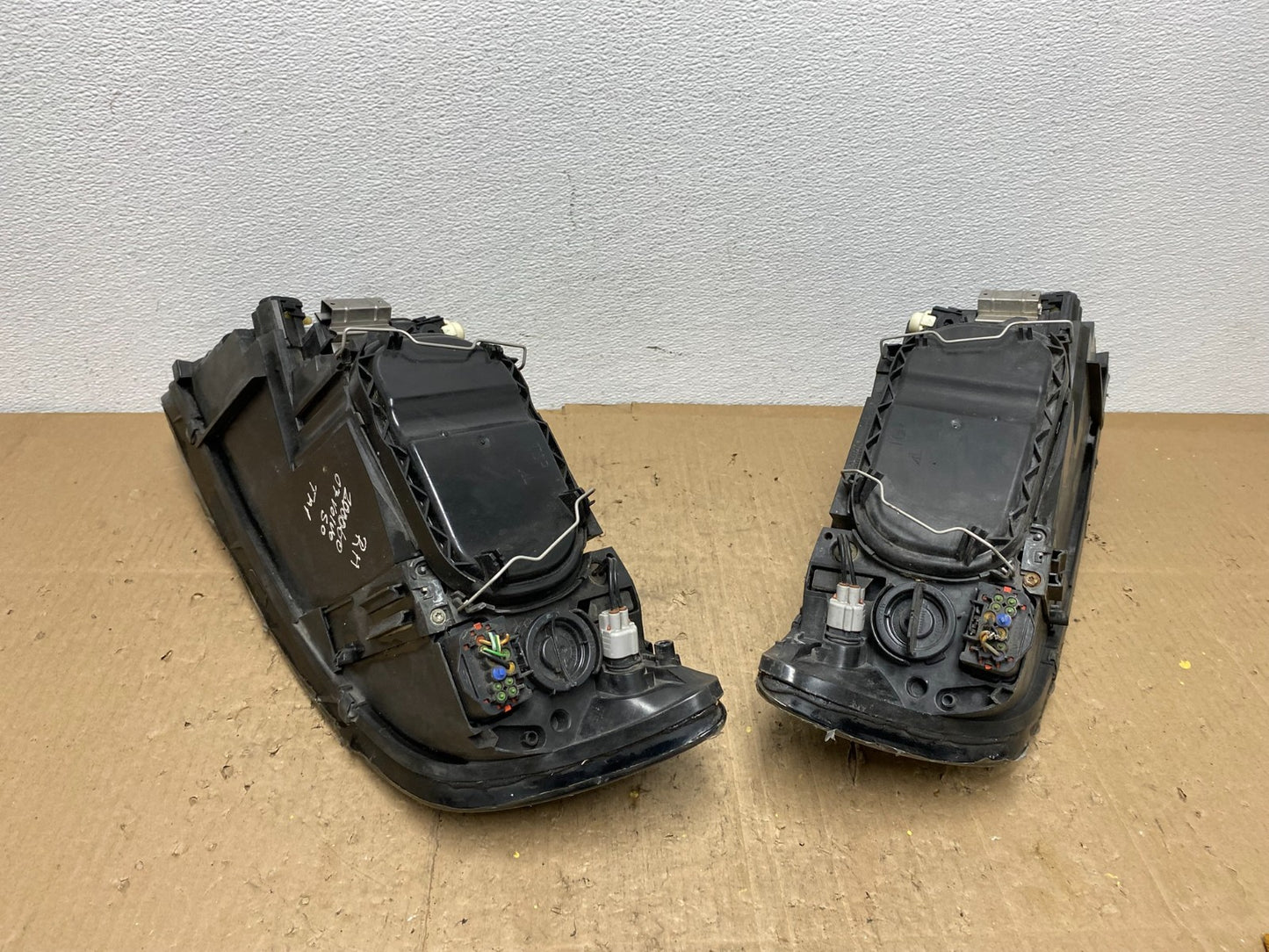 2004 to 2007 Volvo S40 Left+Right Side Headlights AC0205 DW6