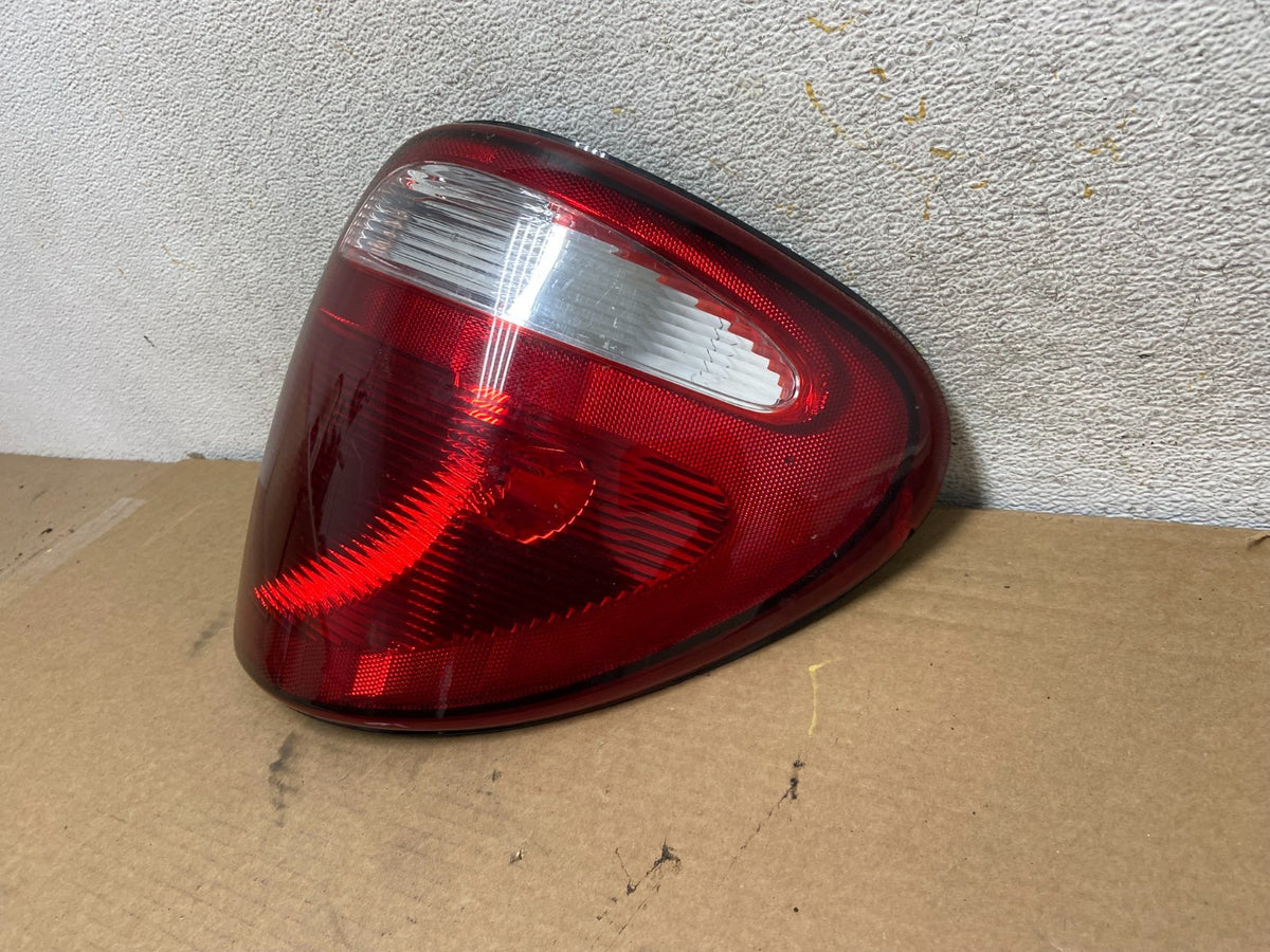 2004 - 2007 Dodge Grand Caravan Right Passenger Side Tail Light AH4471 DW2