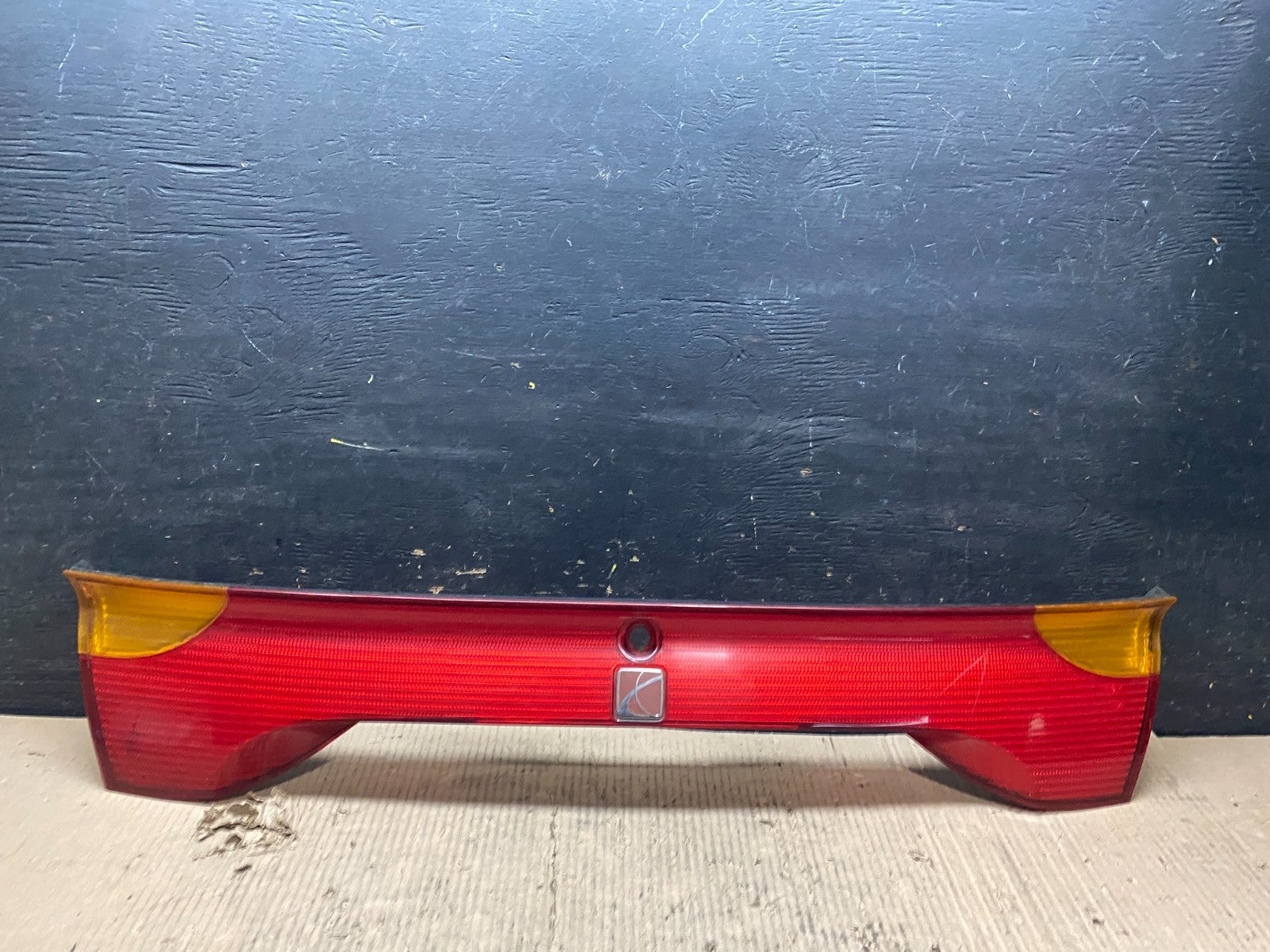2001 to 2002 Saturn SC1 Trunk Rear Center Tail Light Panel OEM V4163 DG0