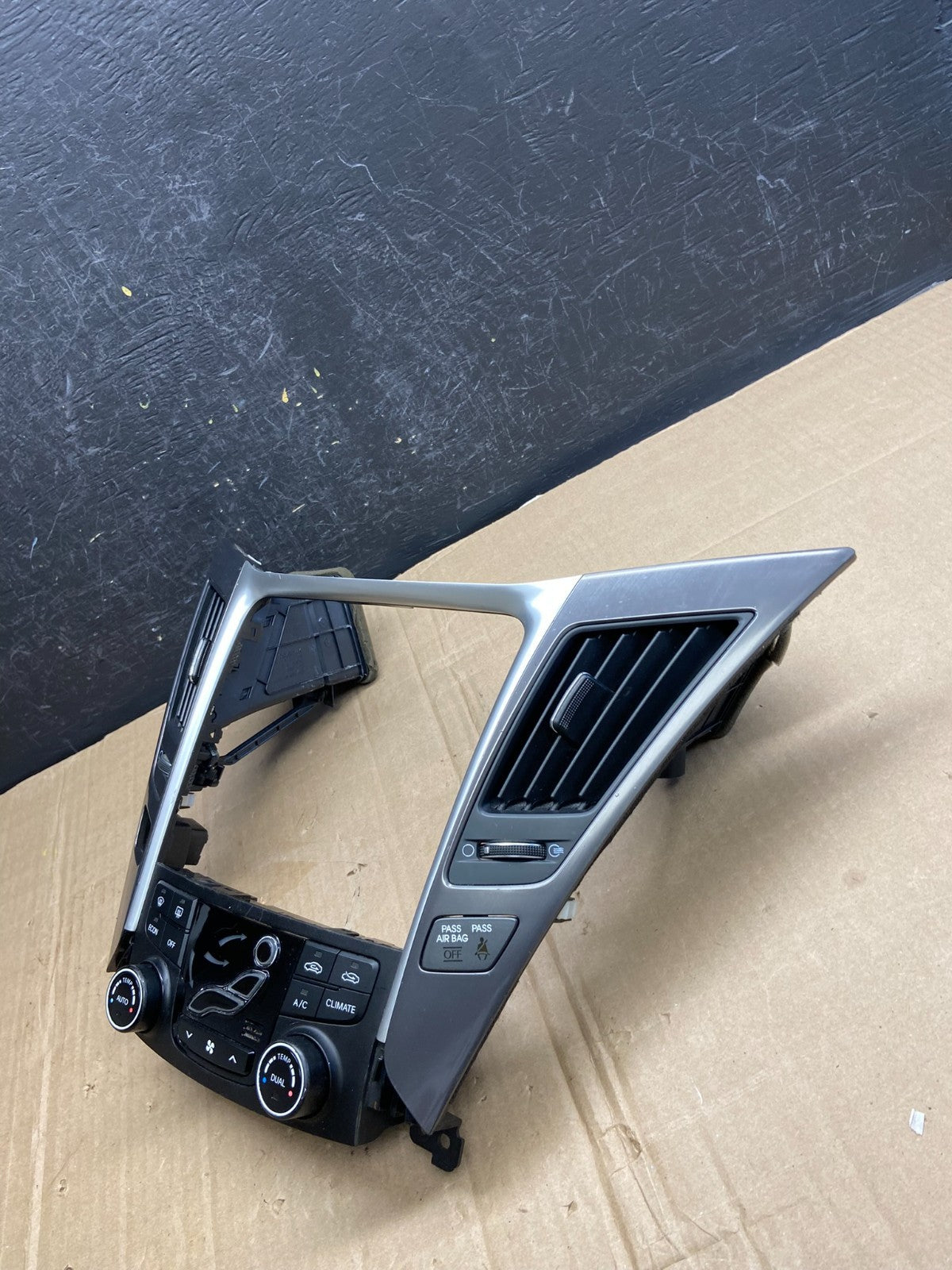 2011 - 2014 Hyundai Sonata Center Radio Climate Control Air Vent Bezel AD7114 DG2
