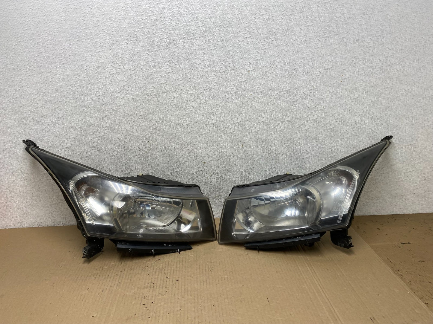 2011 to 2015 Chevrolet Cruze Halogen Left+Right Set Headlights AF5861 DW0