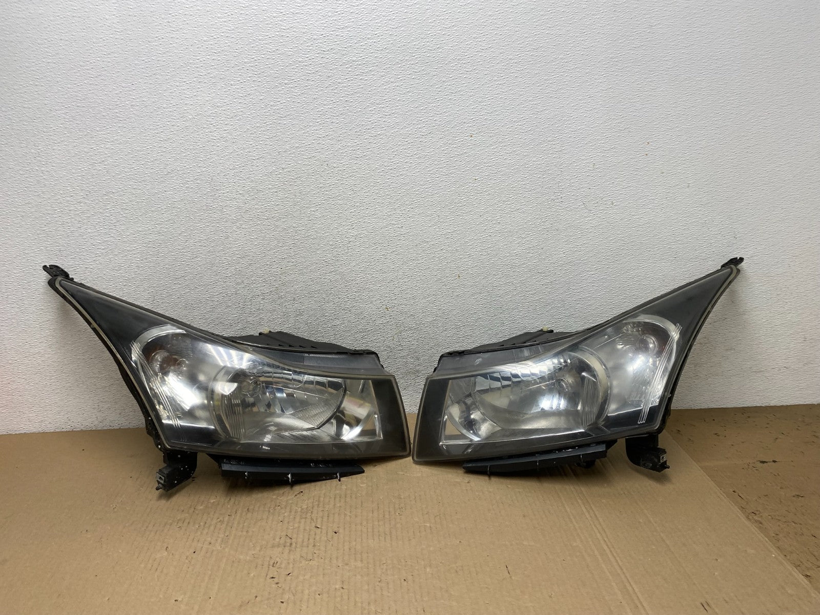 2011 to 2015 Chevrolet Cruze Halogen Left+Right Set Headlights AF5861 DW0