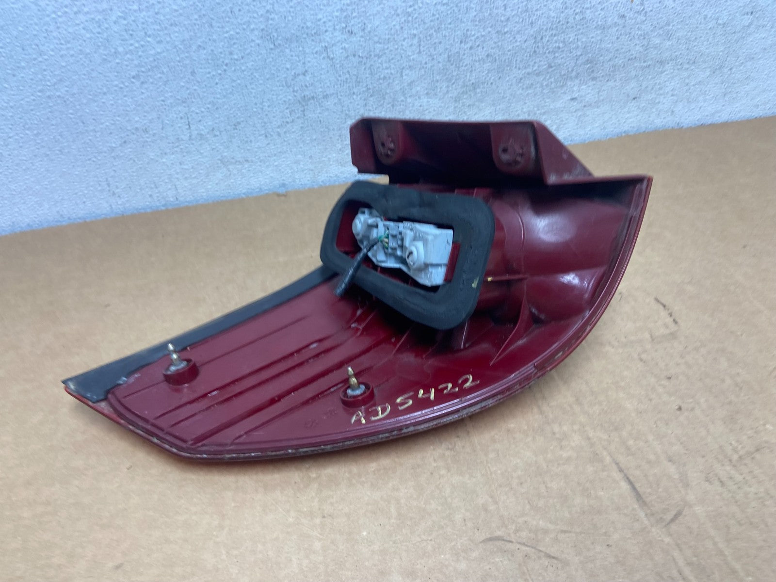2004-2005 Toyota Sienna Right Passenger Rh Side Tail Light AD5422 LK5