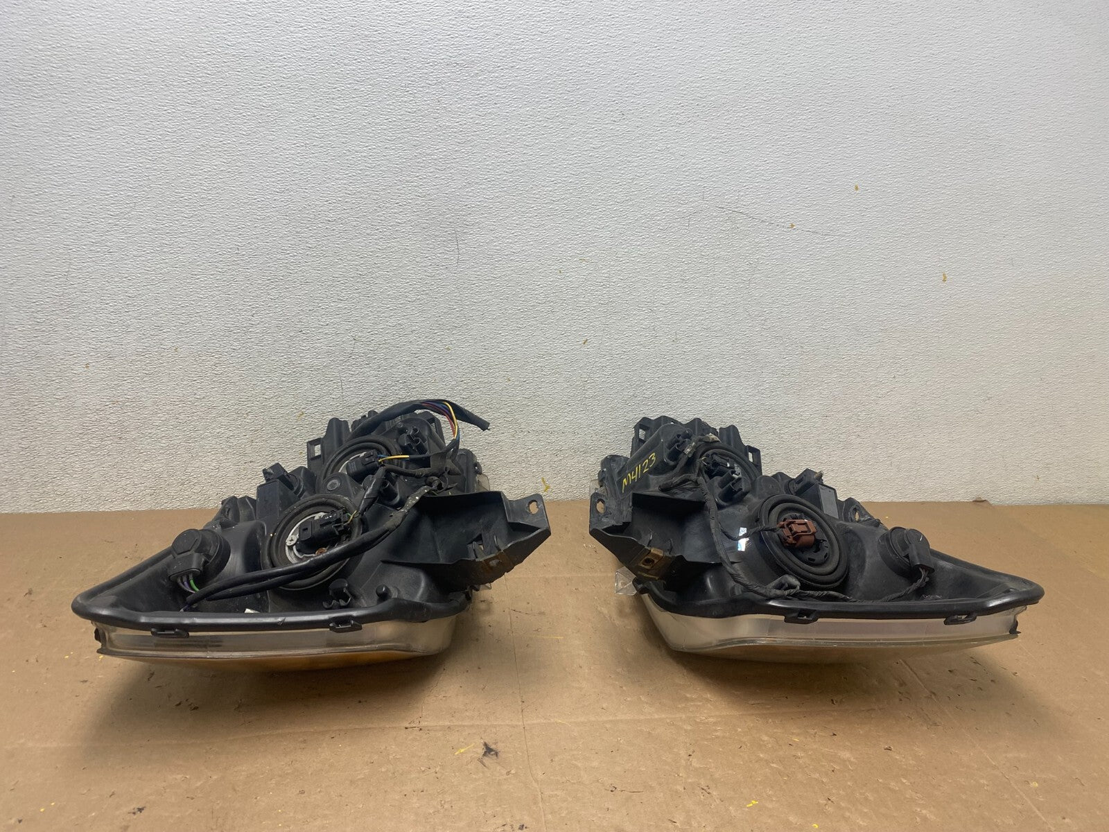 2004 to 2007 Nissan Armada Left+Right Side Set Headlights Oem M4123 DW16