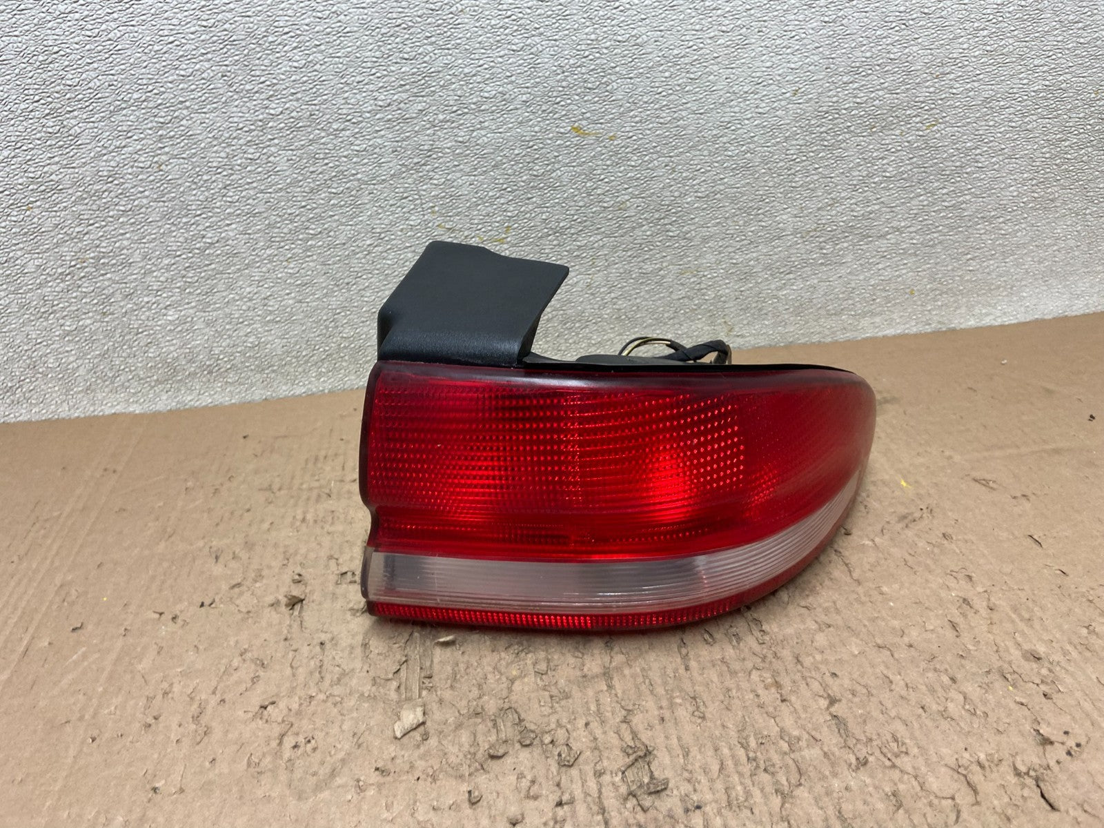 1993 to 1997 Chrysler Concorde Right Passenger Side Tail Light OEM Y0873 DG0