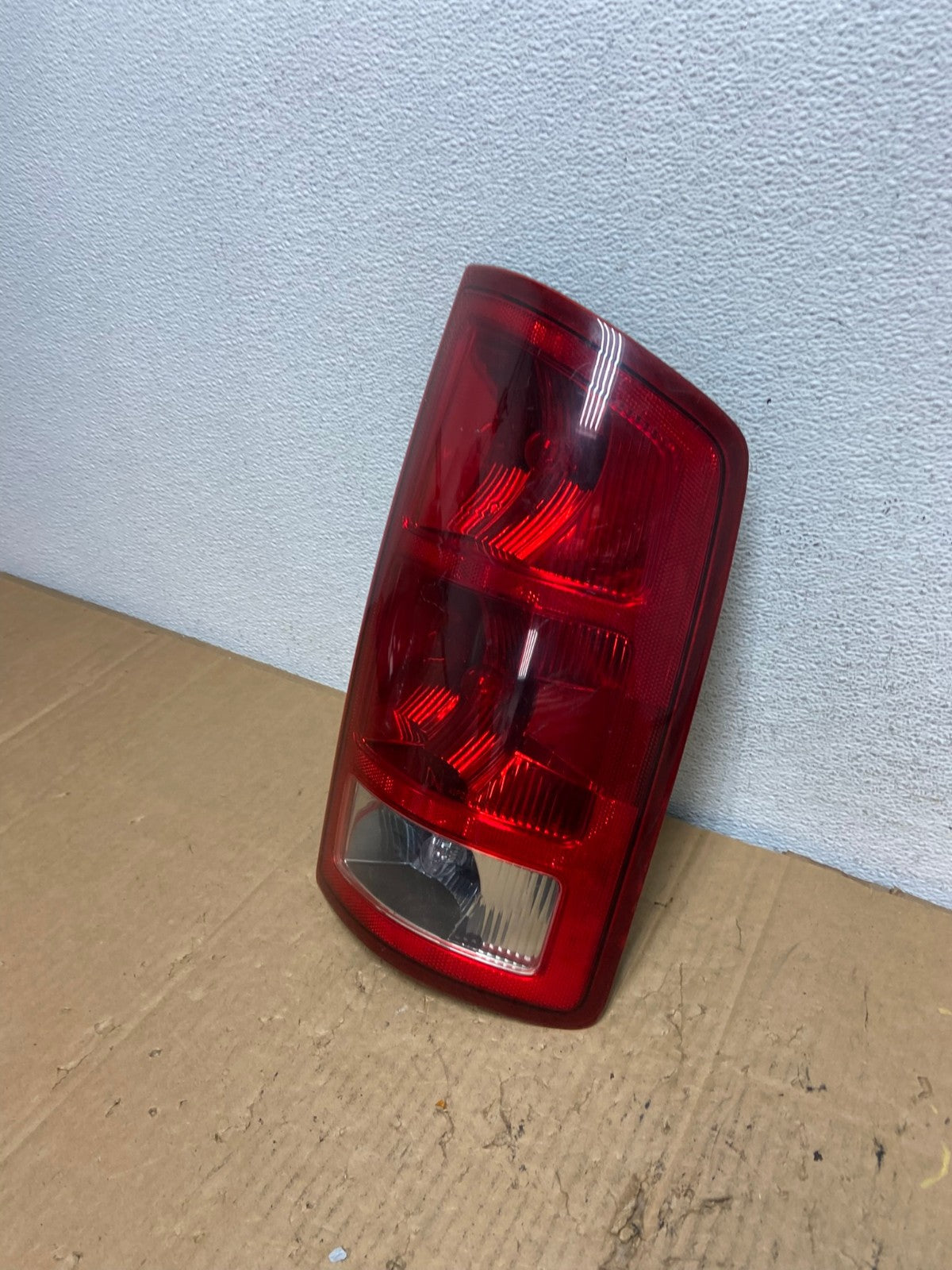 2002 to 2006 Dodge Ram 1500 Right passenger Rh side Tail Light AD2372 LK1