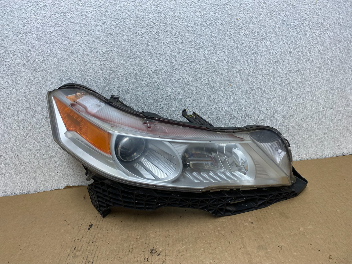 2009 to 2011 Acura TL Headlight Right Passenger Side Xenon HID TYC AG2345 DW0