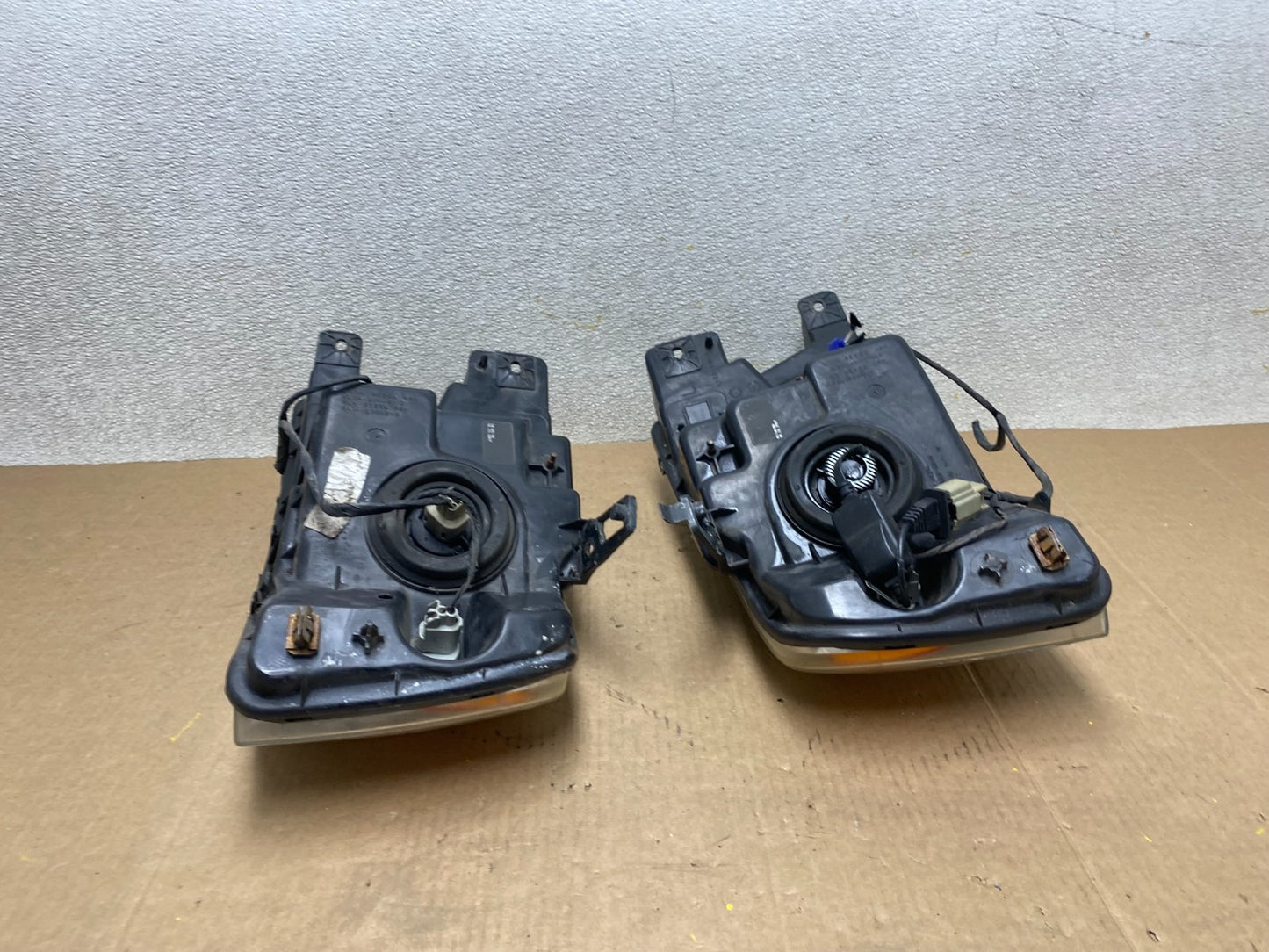 2004 to 2008 Ford F-150 F150 Left+Right Halogen Headlights W8564 DW17