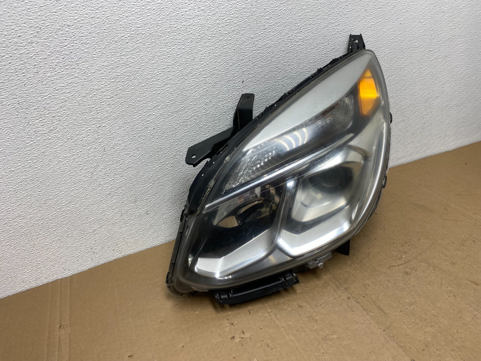 2016-2018 Chevrolet Equinox Left Driver LH Halogen Headlight AC5772 DW2