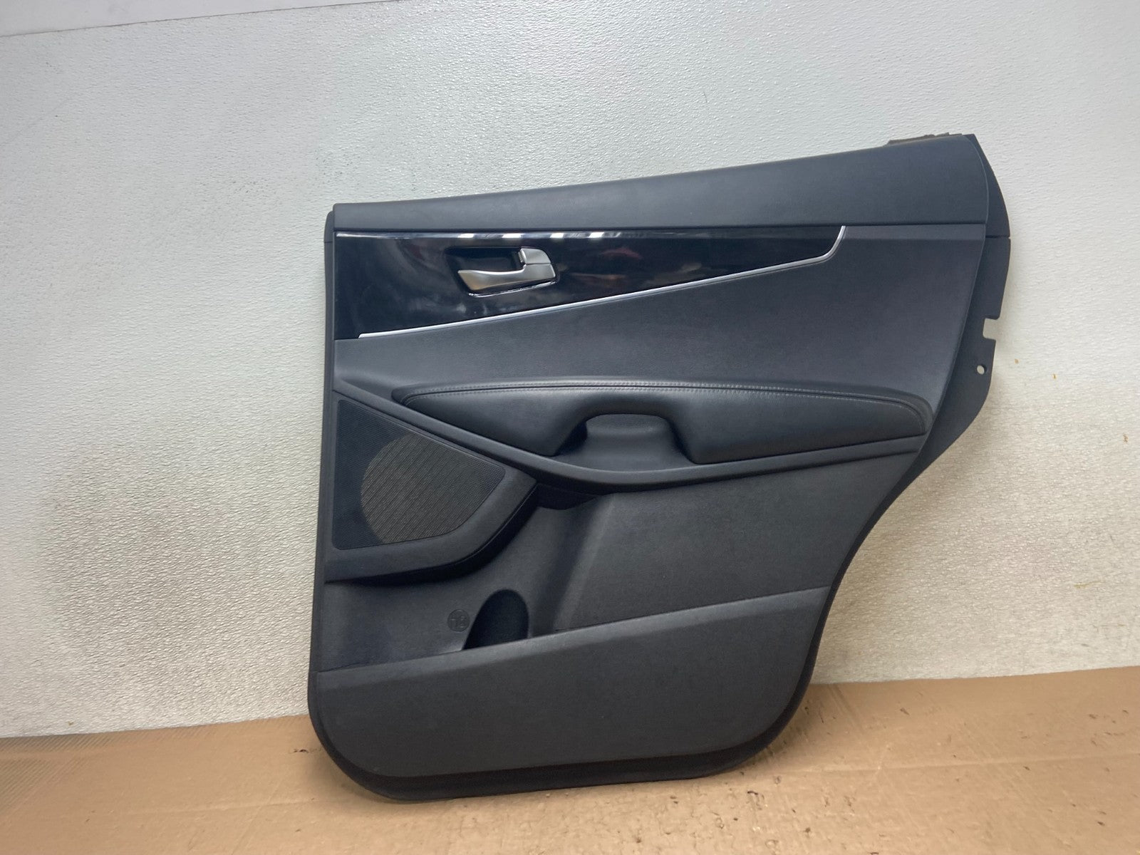 2016 to 2020 Kia Sorento Rear Right Passenger RH Side Door Panel Trim Y4922 DG0