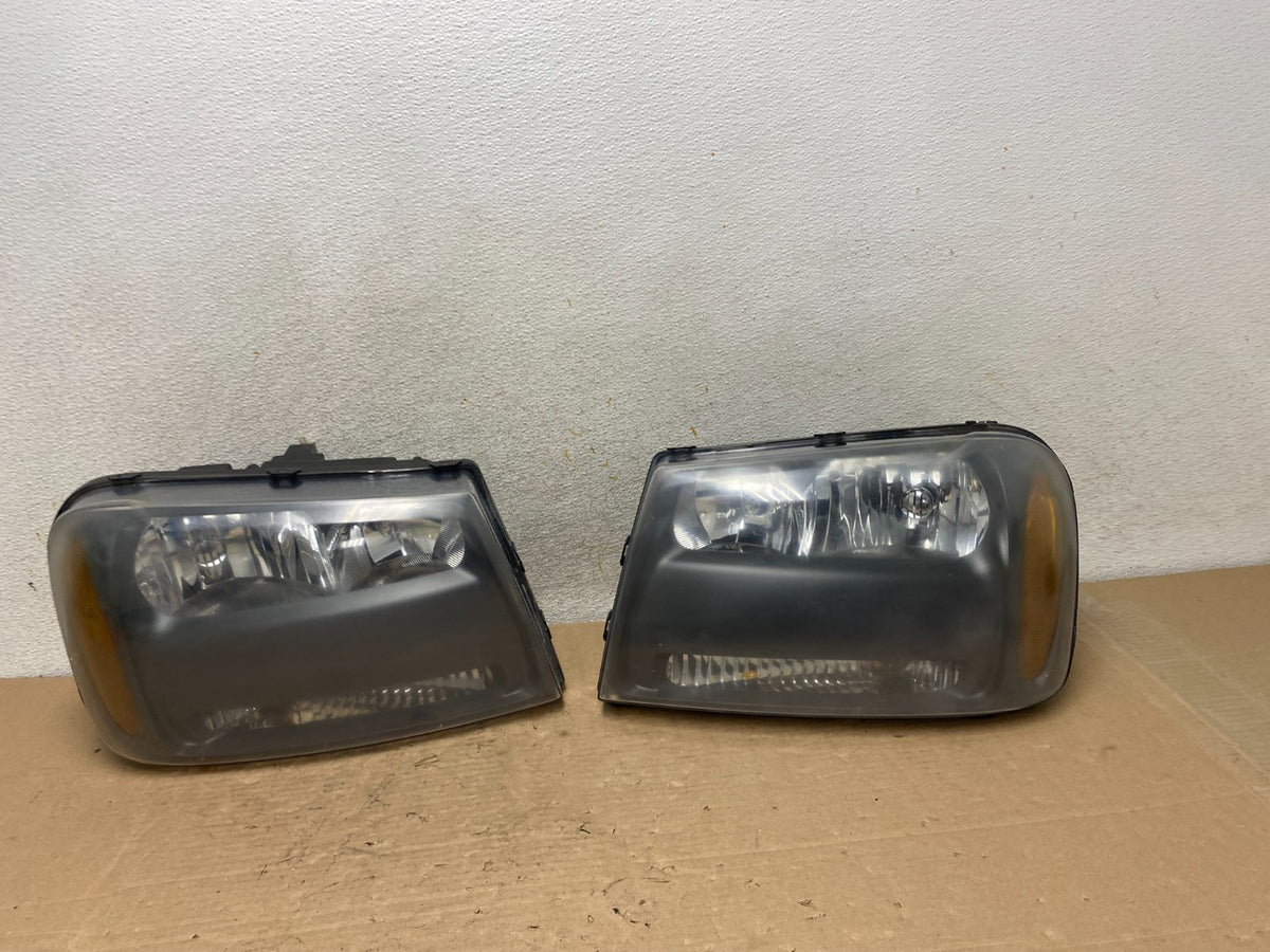 2006 - 2009 Chevrolet Trailblazer Left+Right Headlights Flush Half Bar AI0906 DW0