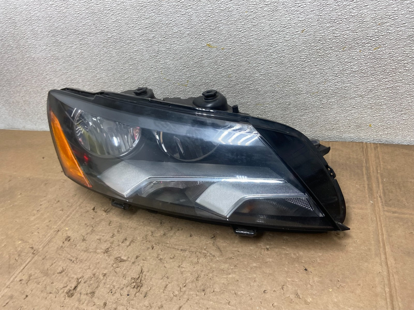 2012-2015 Volkswagen Passat Right Passenger RH  Halogen Headlight OEM Y8320 DW1