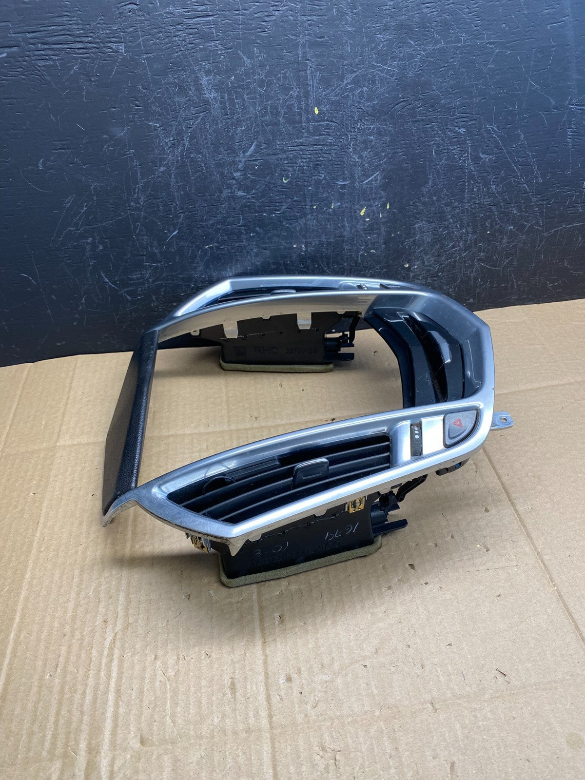 2013-2016 Cadillac SRX Center Dash Radio Trim Bezel with Air Vents OE AC4800 DG1
