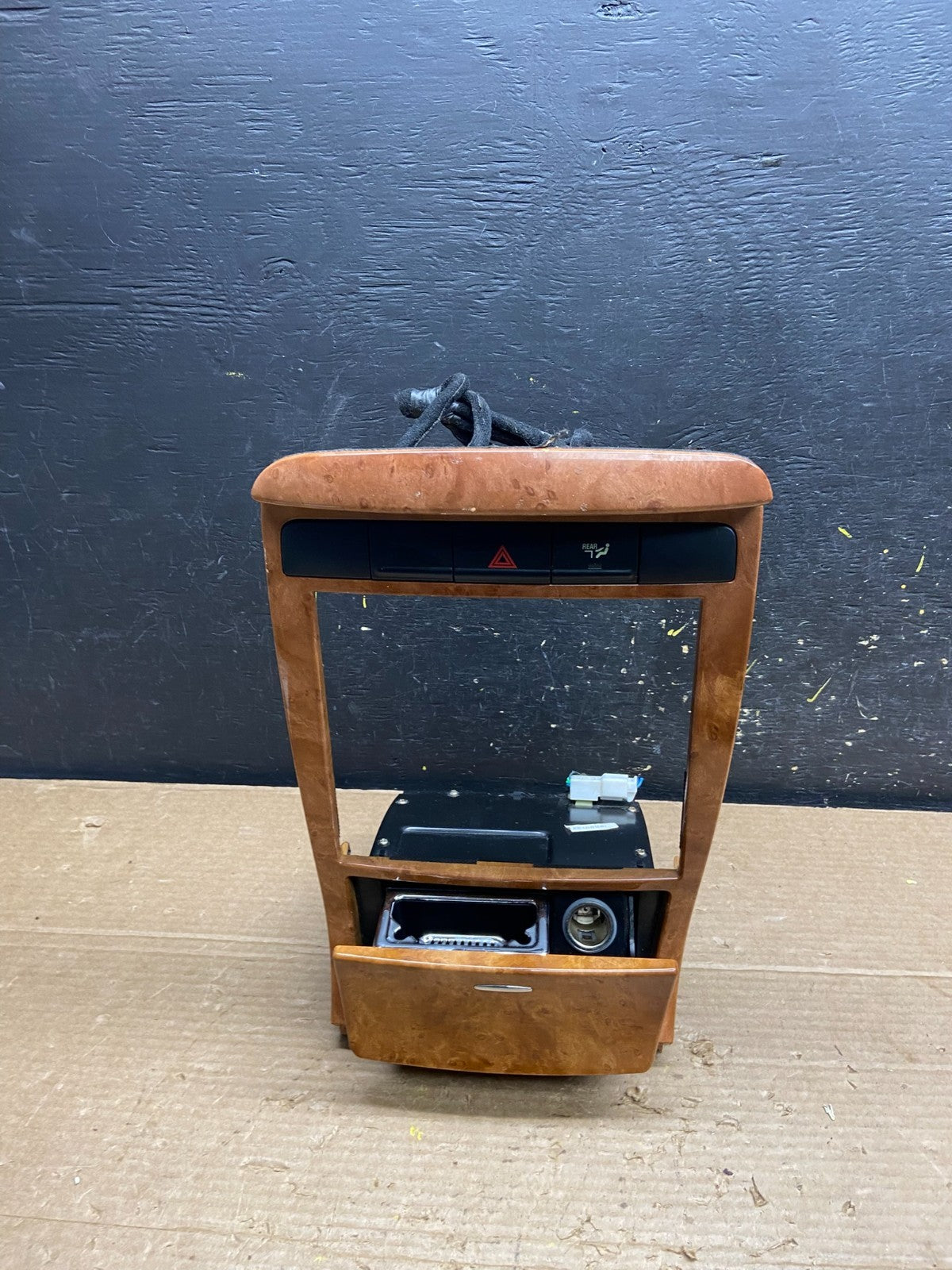 2004 - 2006 Kia Amanti Center Dash Radio Climate Control Bezel Trim OEM w1996 DG1