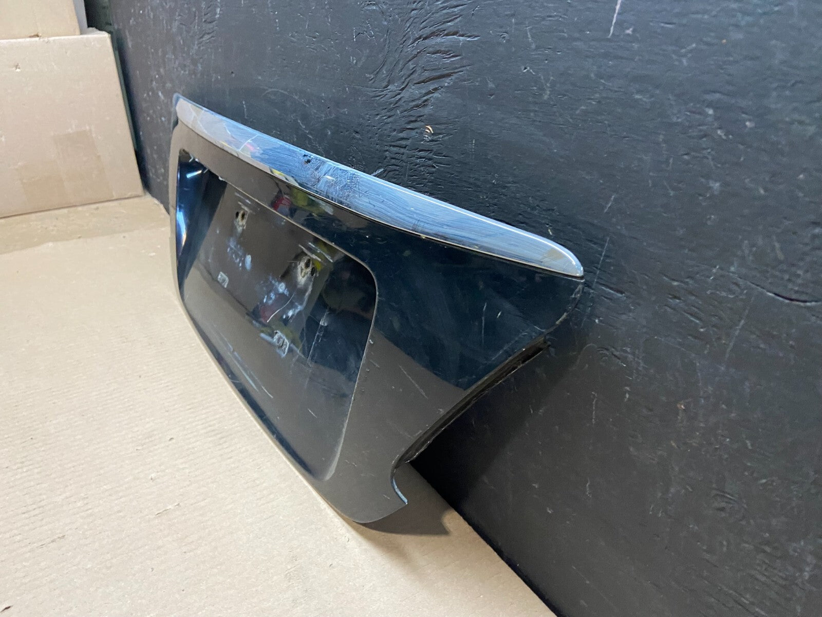 2007 2008 2009  Lexus ES350 Rear Trunk Molding License Plate Panel Oem E8481 DG11