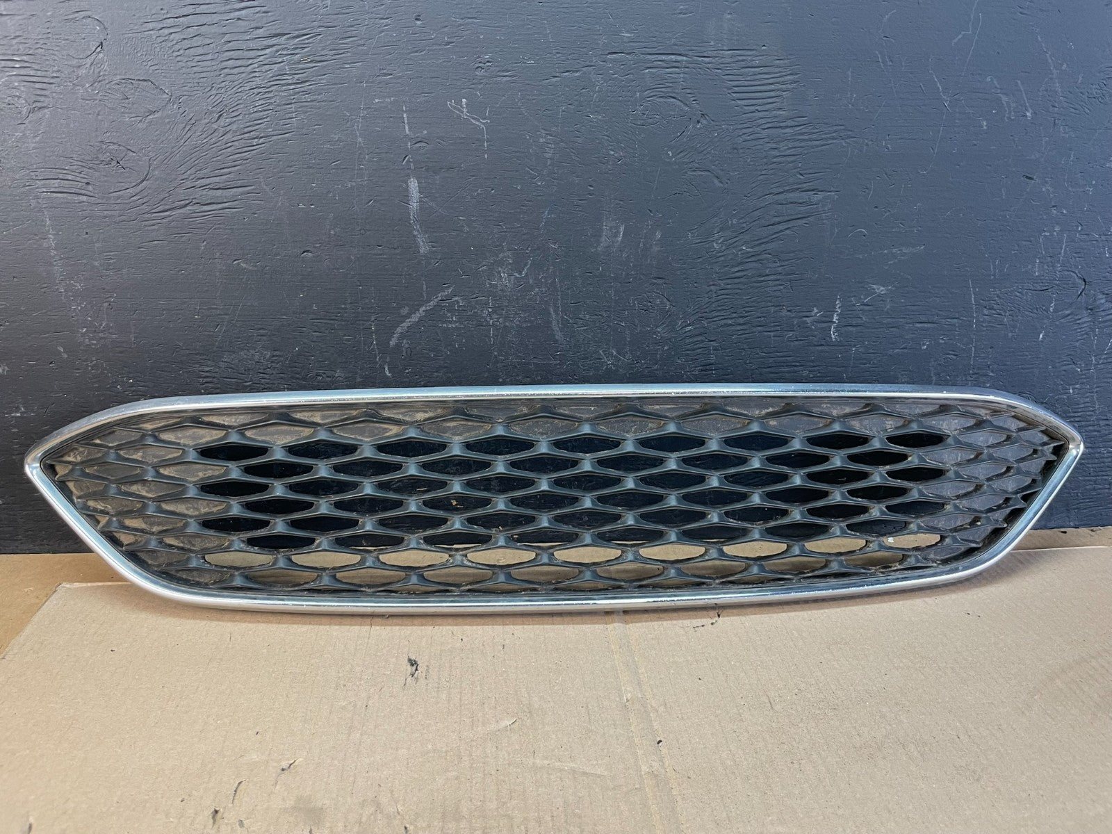 2015 to 2018 Ford Focus Front Upper Grille Grill  Oem z3334 DG0