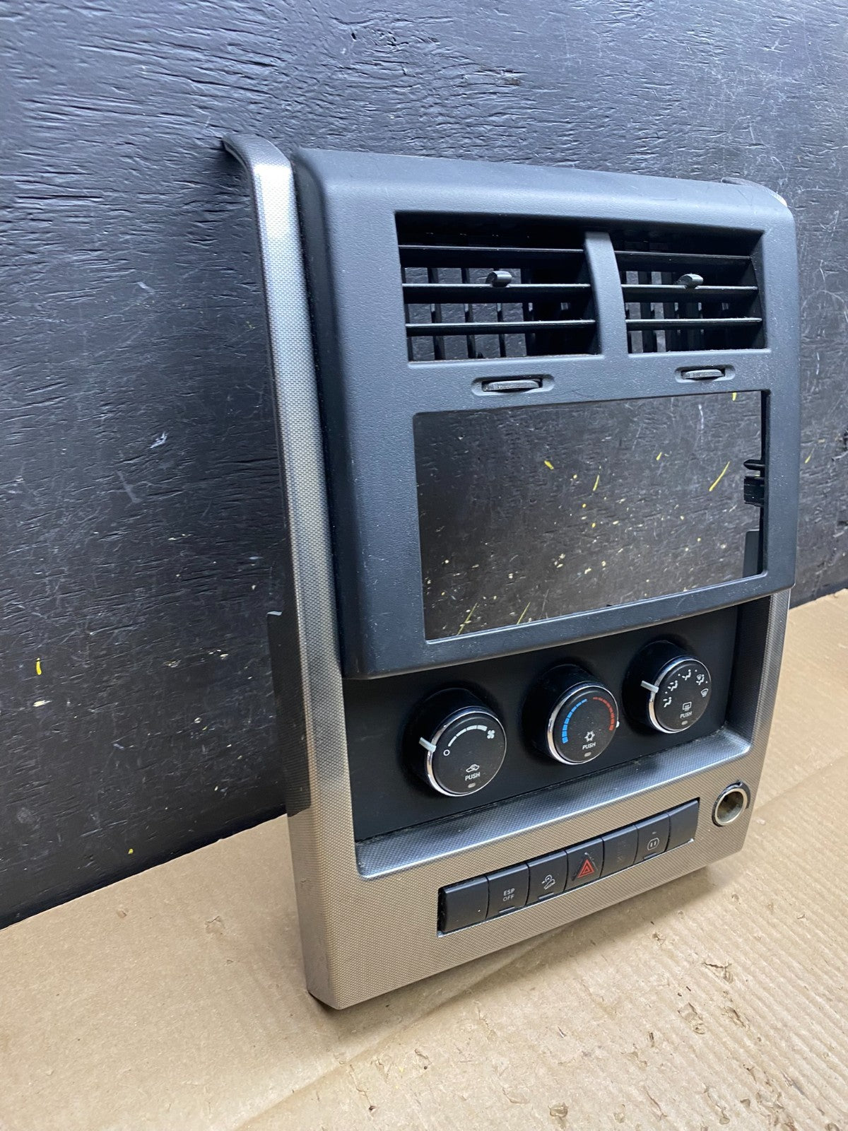 2008 to 2012 Jeep Liberty Dash Climate Temperature Control Radio Bezel V1536 DG2
