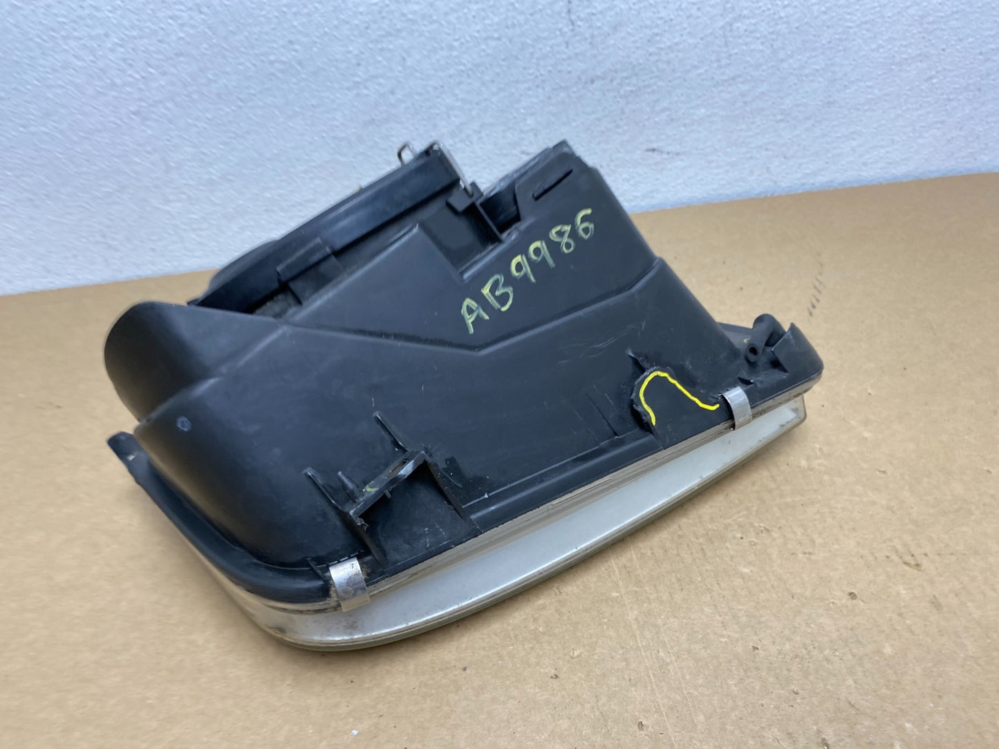 2002-2006 Volkswagen Jetta Left Driver LH Side Headlight AB9986 DW5