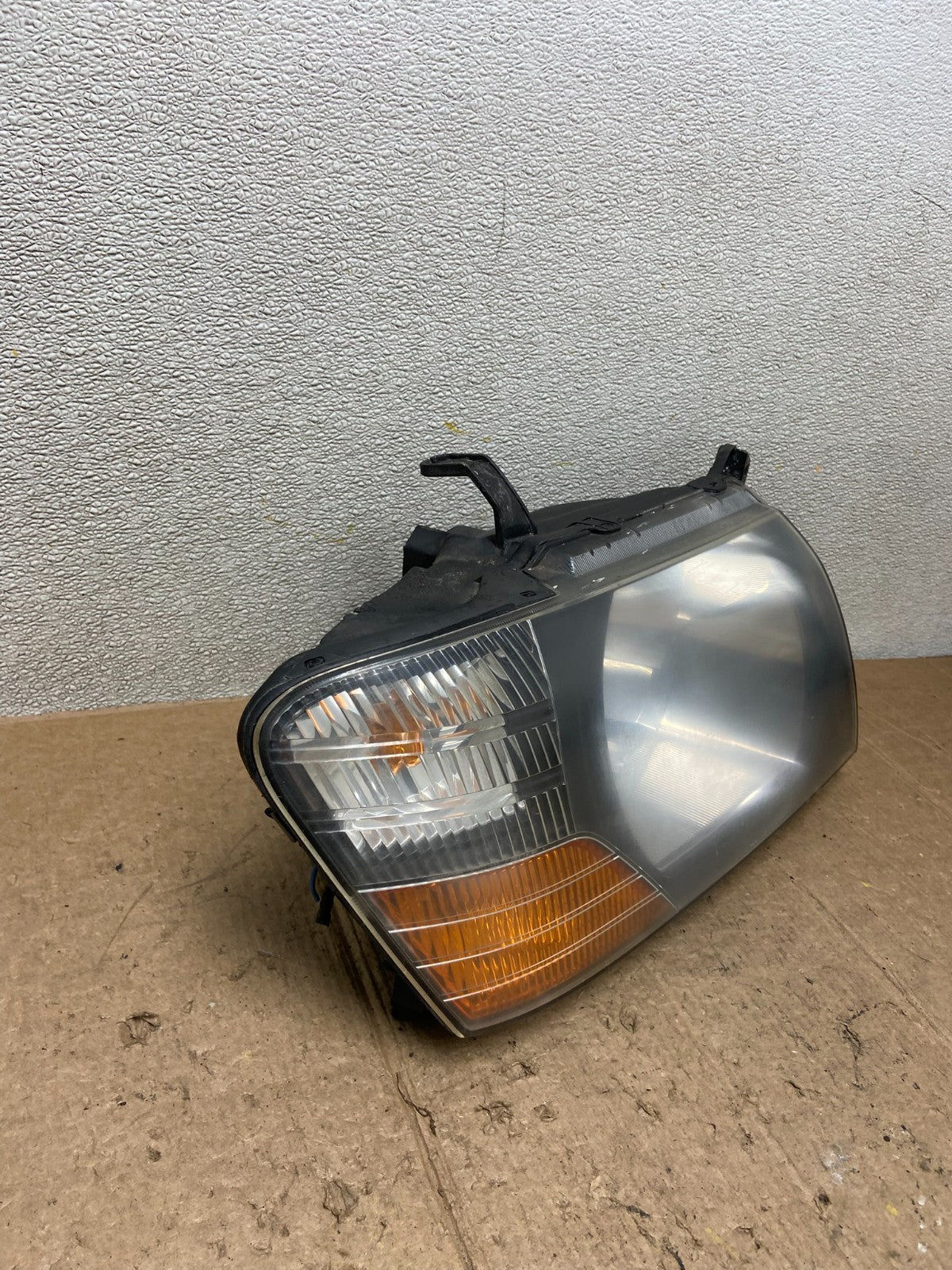 2000 to 2004 Mitsubishi Montero Pajero Right Passenger RH Headlight AA4270 DW2